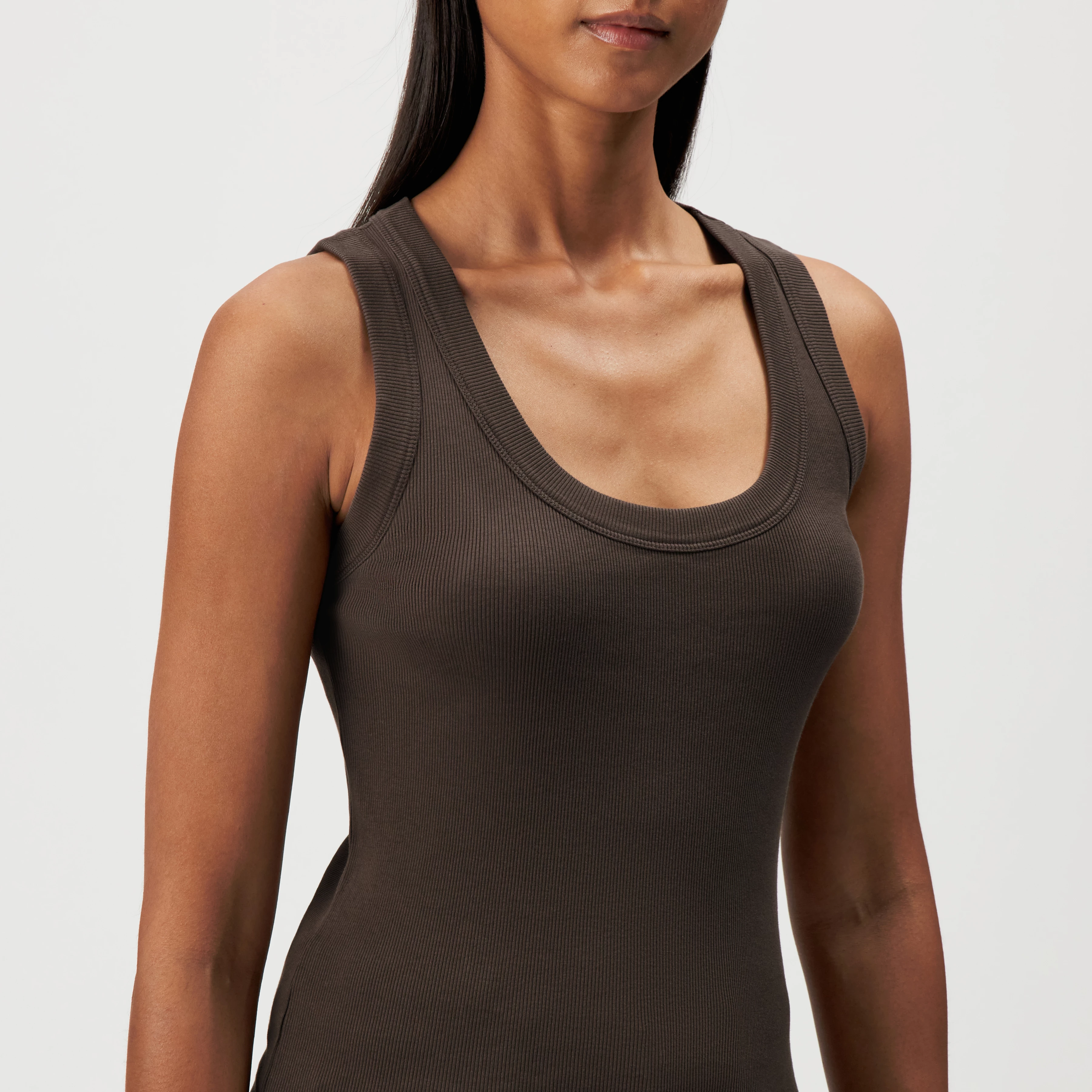 TAVIRA - Ribbed tank top with feminine round neckline - women - brown - Detailansicht am Model
