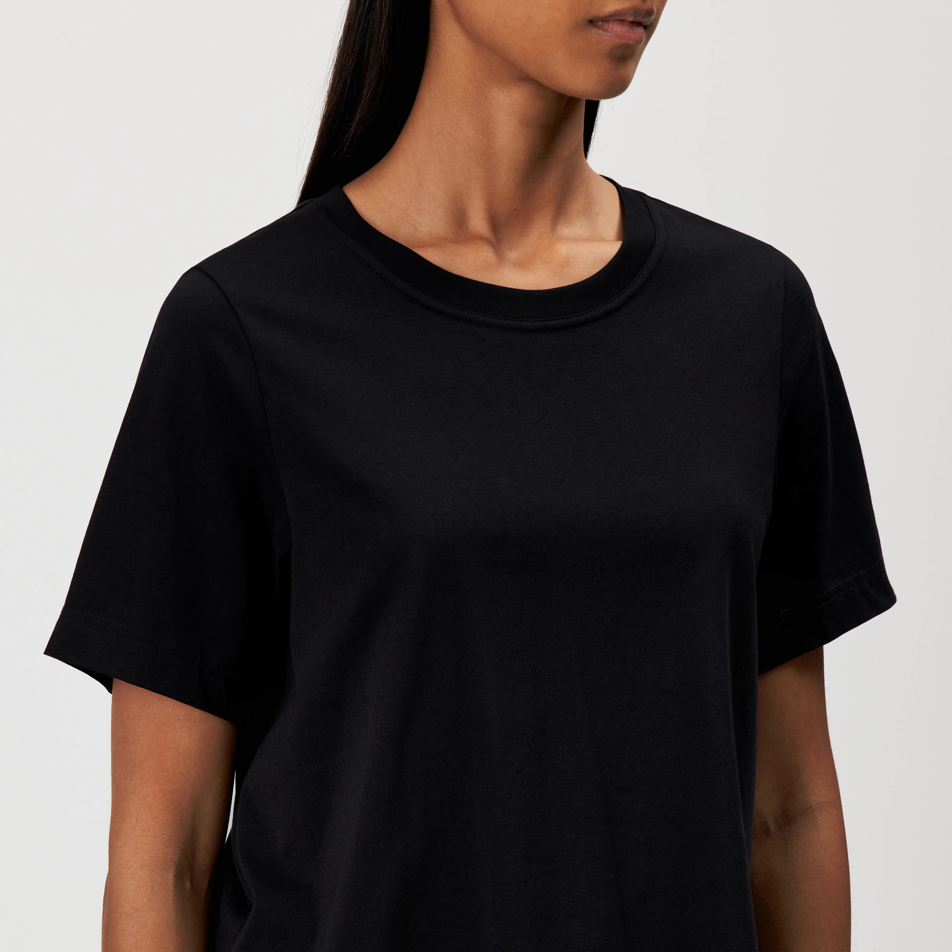 QIRA - Regular fit T-shirt in pure cotton - women - black - Detailansicht am Model