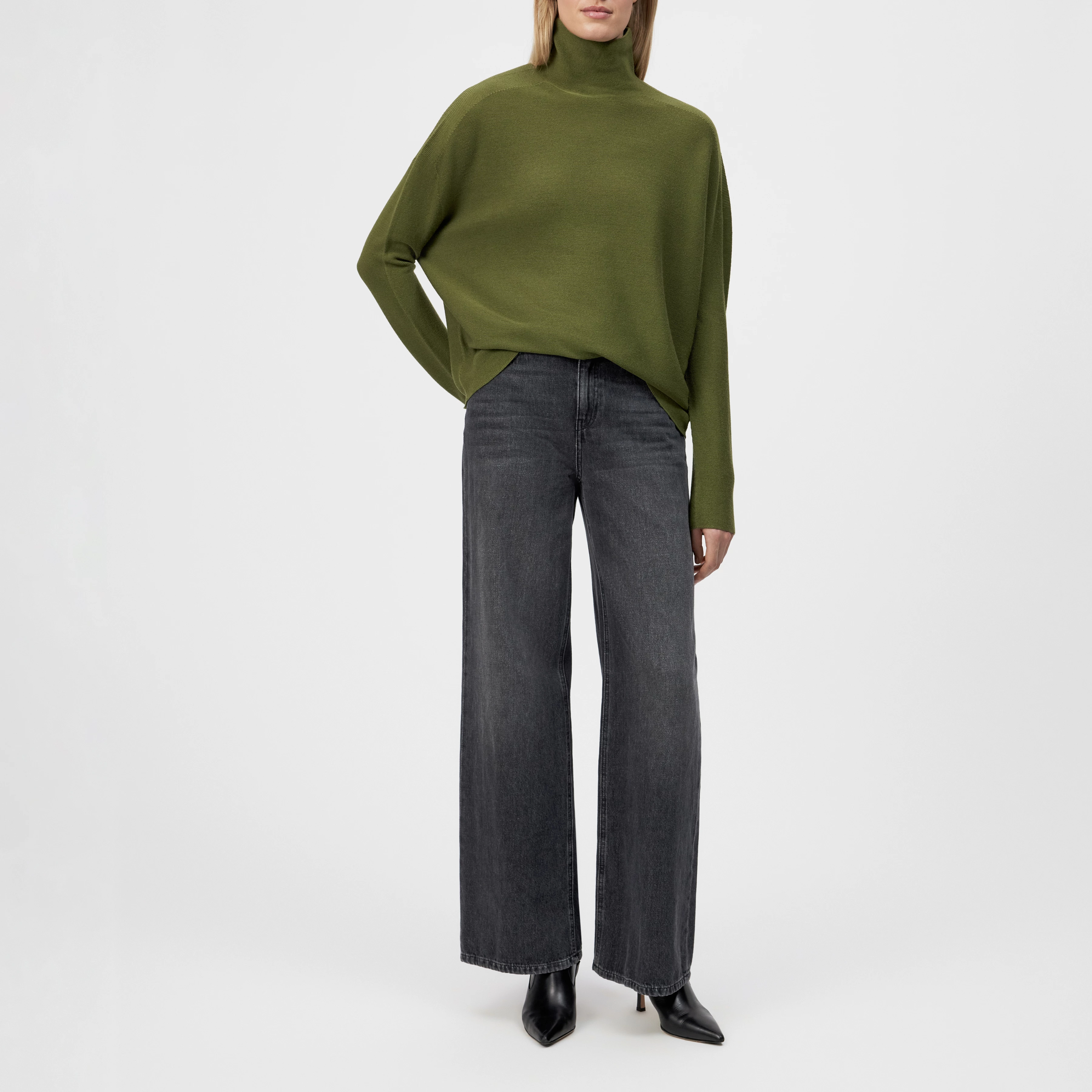 LIORA - Egg-Shape Rollkragenpullover in 100% Merinowolle - Damen - grün - Ganzkörper-Frontansicht