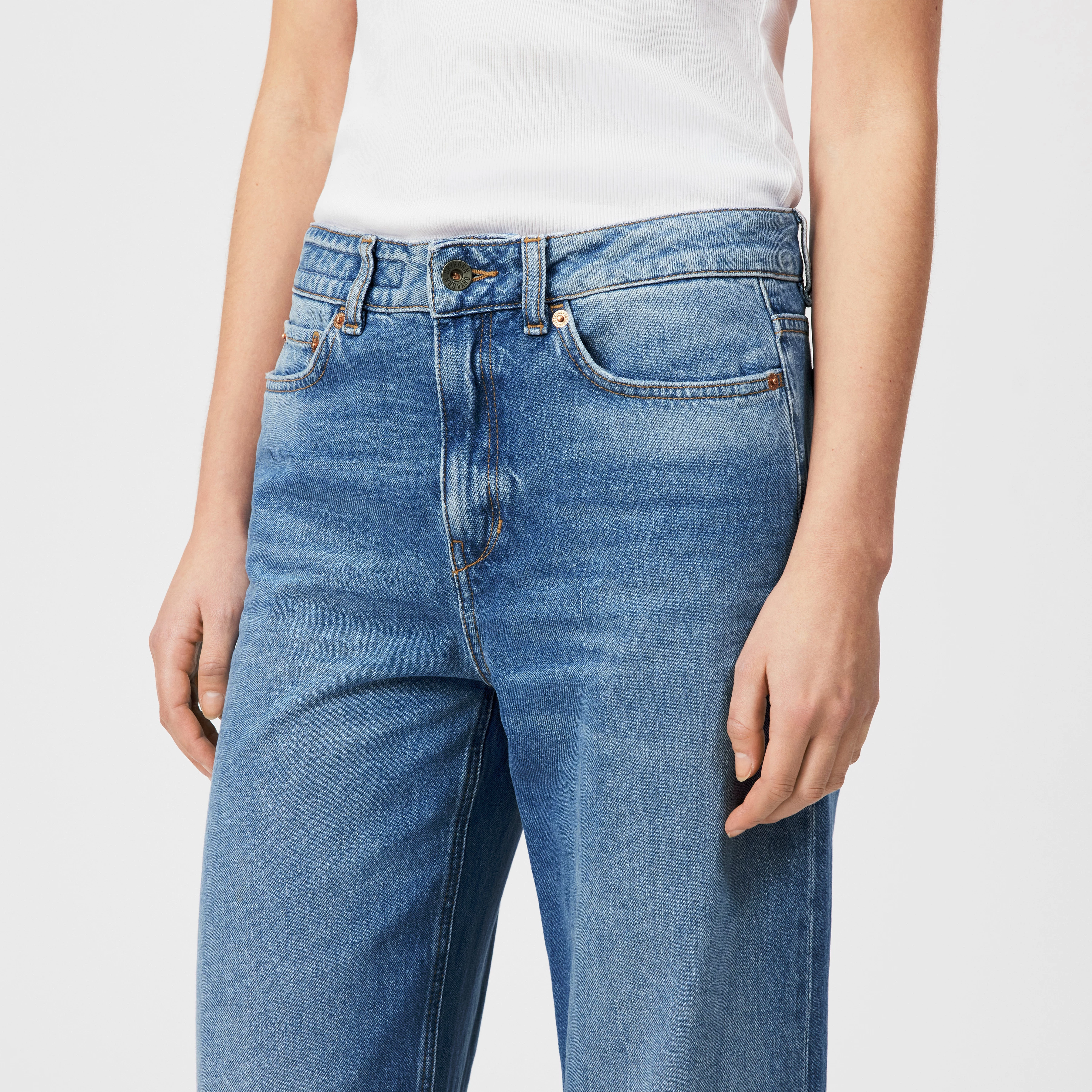 MEDLEY - Mid-waist jeans in pure cotton - women - blue - Detailansicht am Model