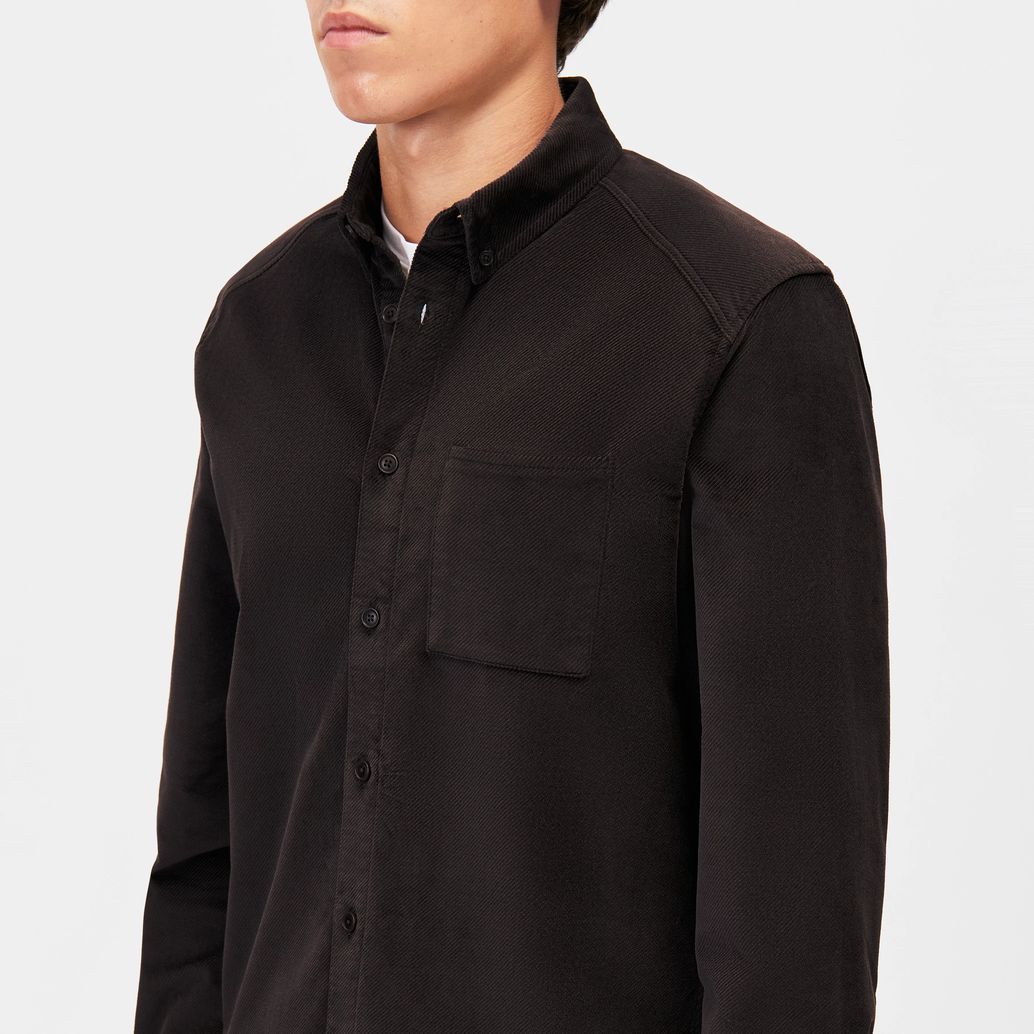 LIET_3 - Button-Down Hemd in Samt-Optik - Herren - braun - Detailansicht am Model