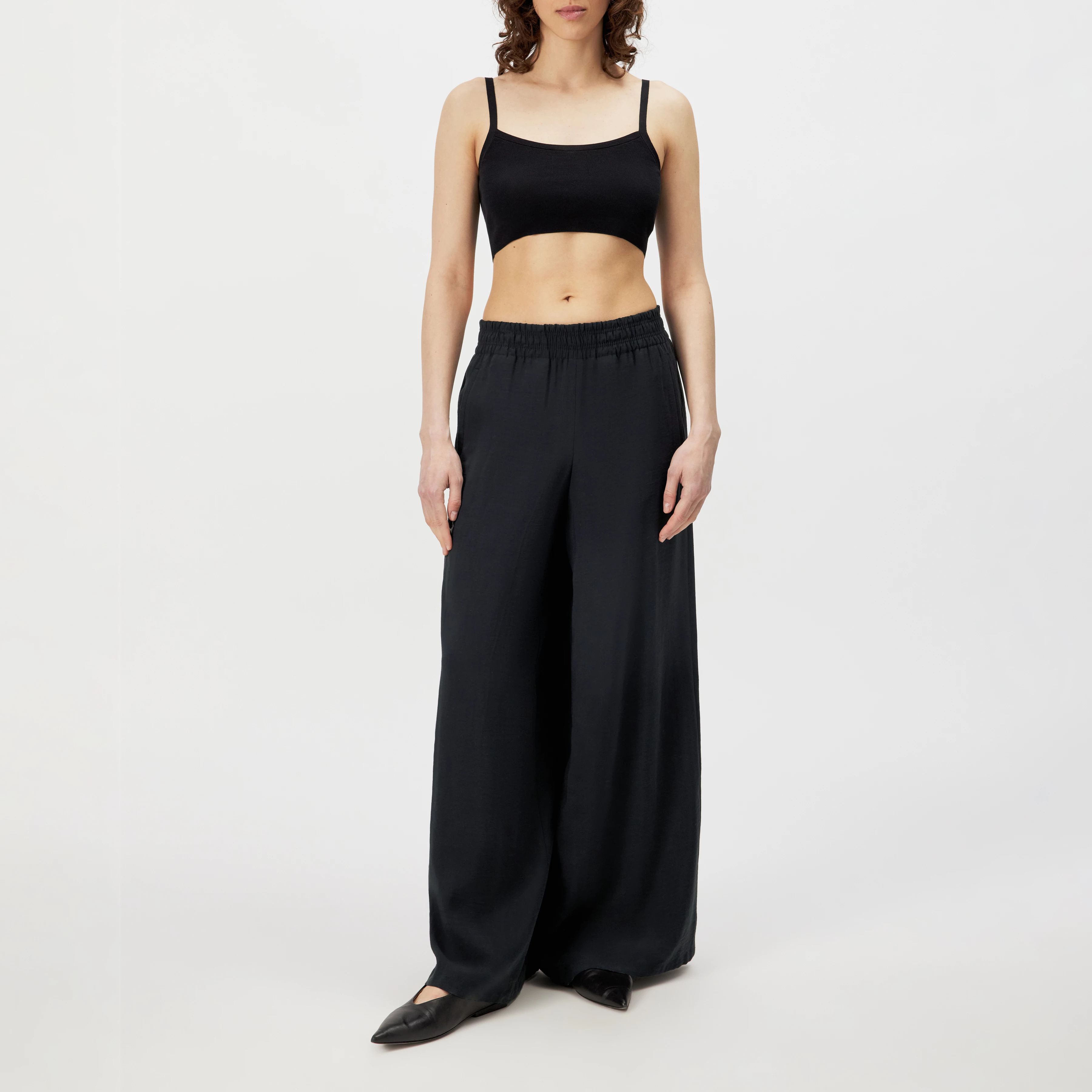 CEILING - Pantalon ample en twill fluide. - women - noir - Ganzkörper-Frontansicht