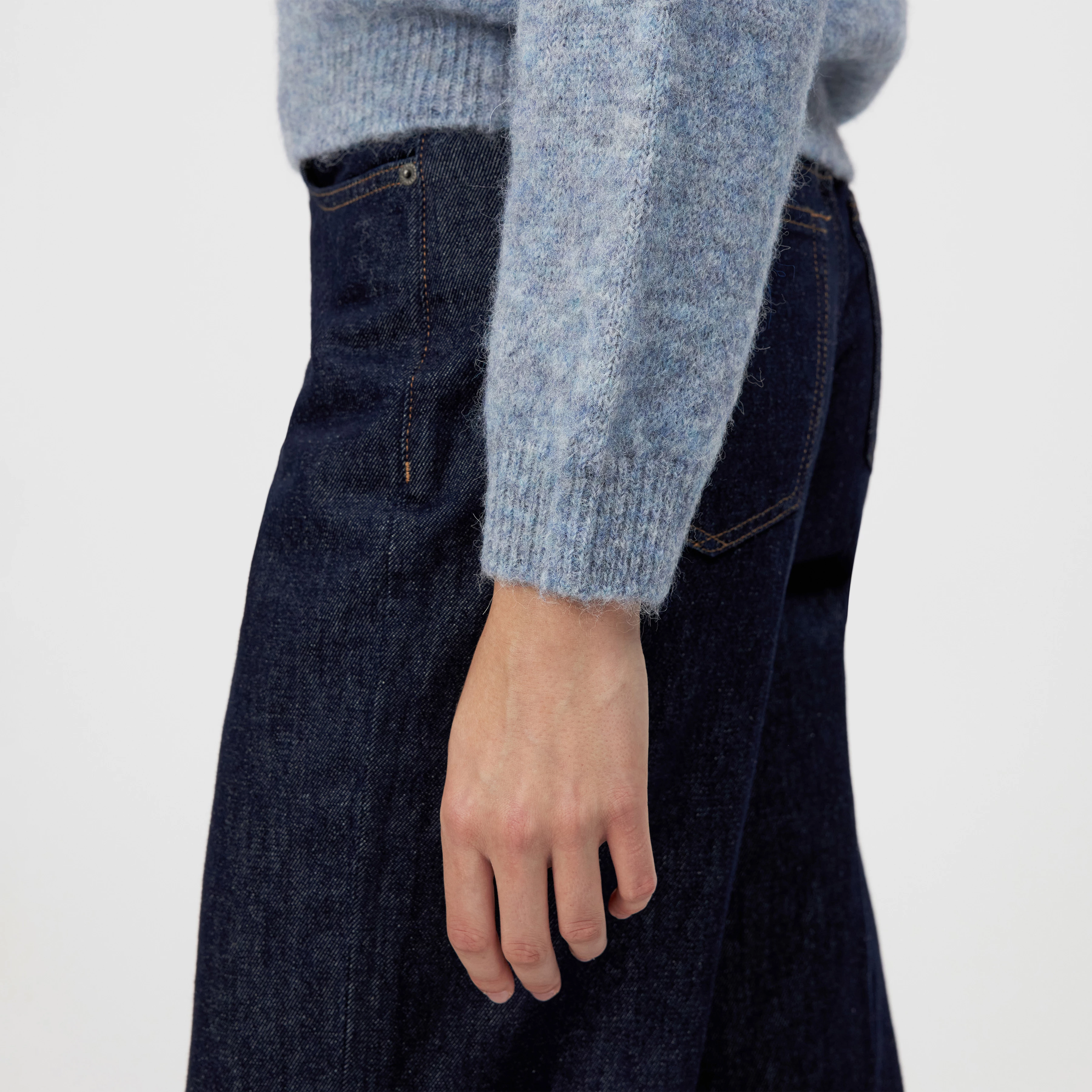 PEMIRI_2 - Pullover in luxuriösem Alpaka-Mix - Damen - blau - Detailansicht am Model