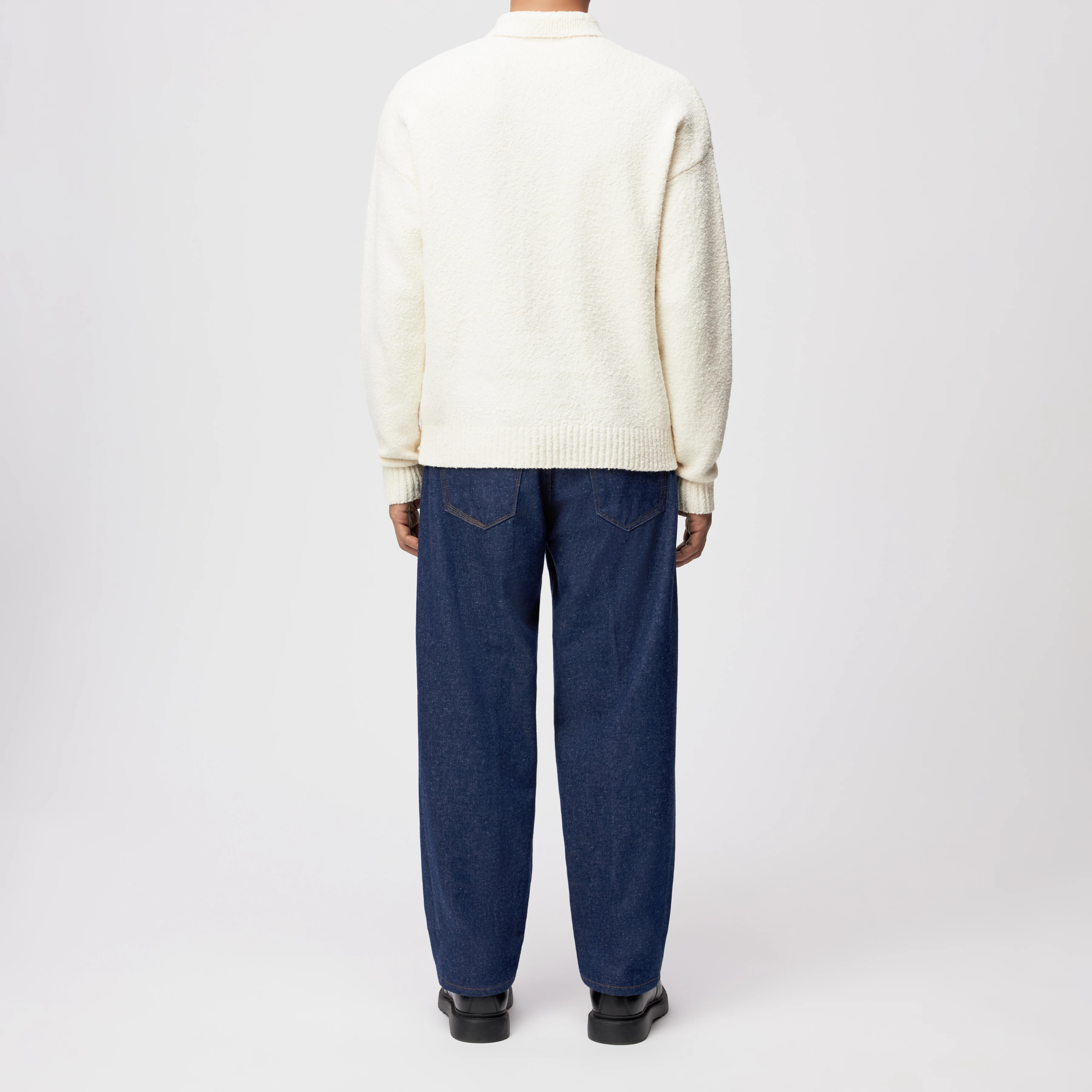 BEKKET - Strickpolo mit Knopfleiste in Bouclé Baumwoll-Mix - Herren - off white - Rückansicht