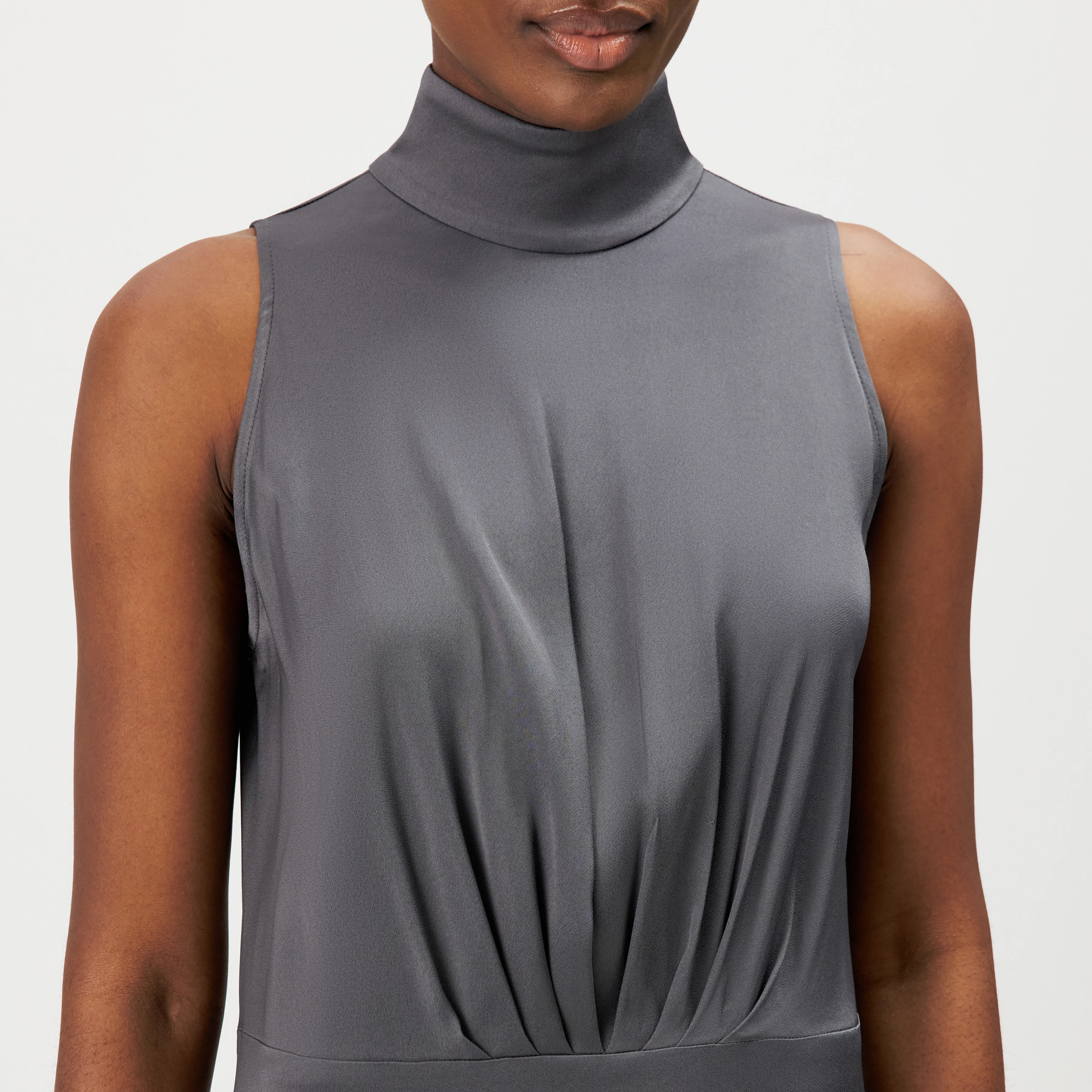 AMABEL - Maxi Stehkragen Kleid in Satin - Damen - grau - Detailansicht am Model