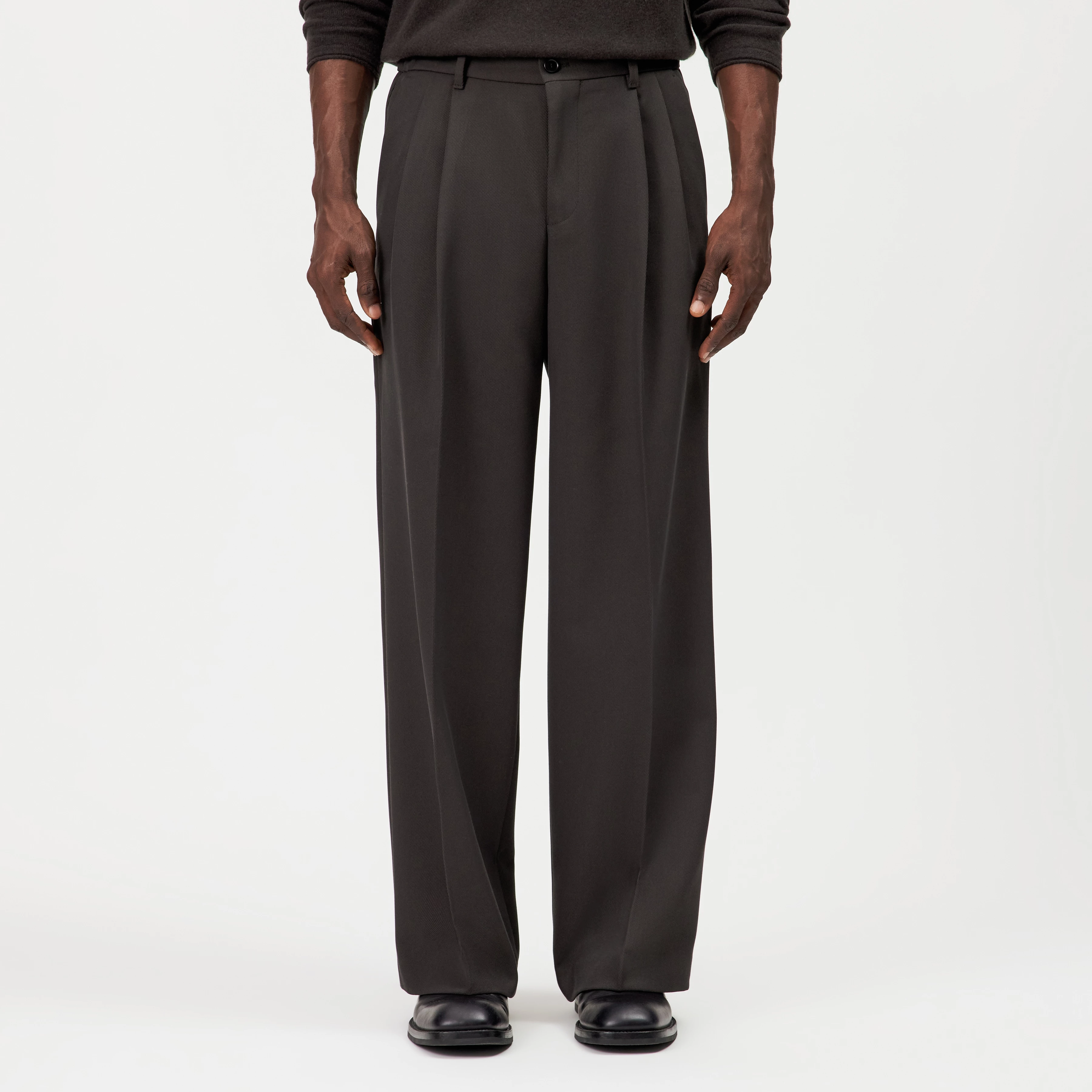 LEEK_WIDE - Relaxed fit pleated twill trousers - men - brown - Frontansicht