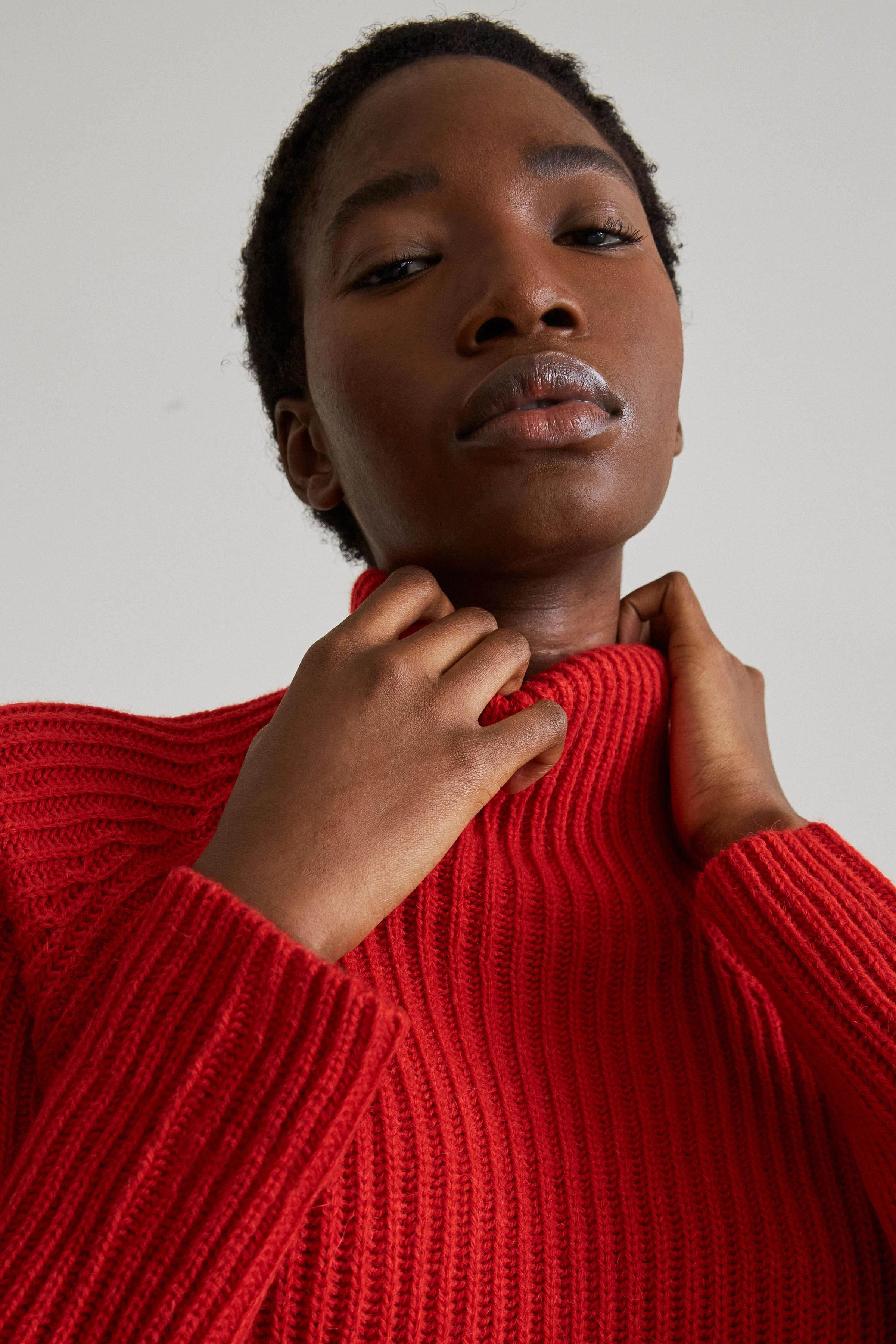 ARWEN - Rollkragenpullover in Alpaka-Woll-Mix - Damen - rot - Detailansicht am Model