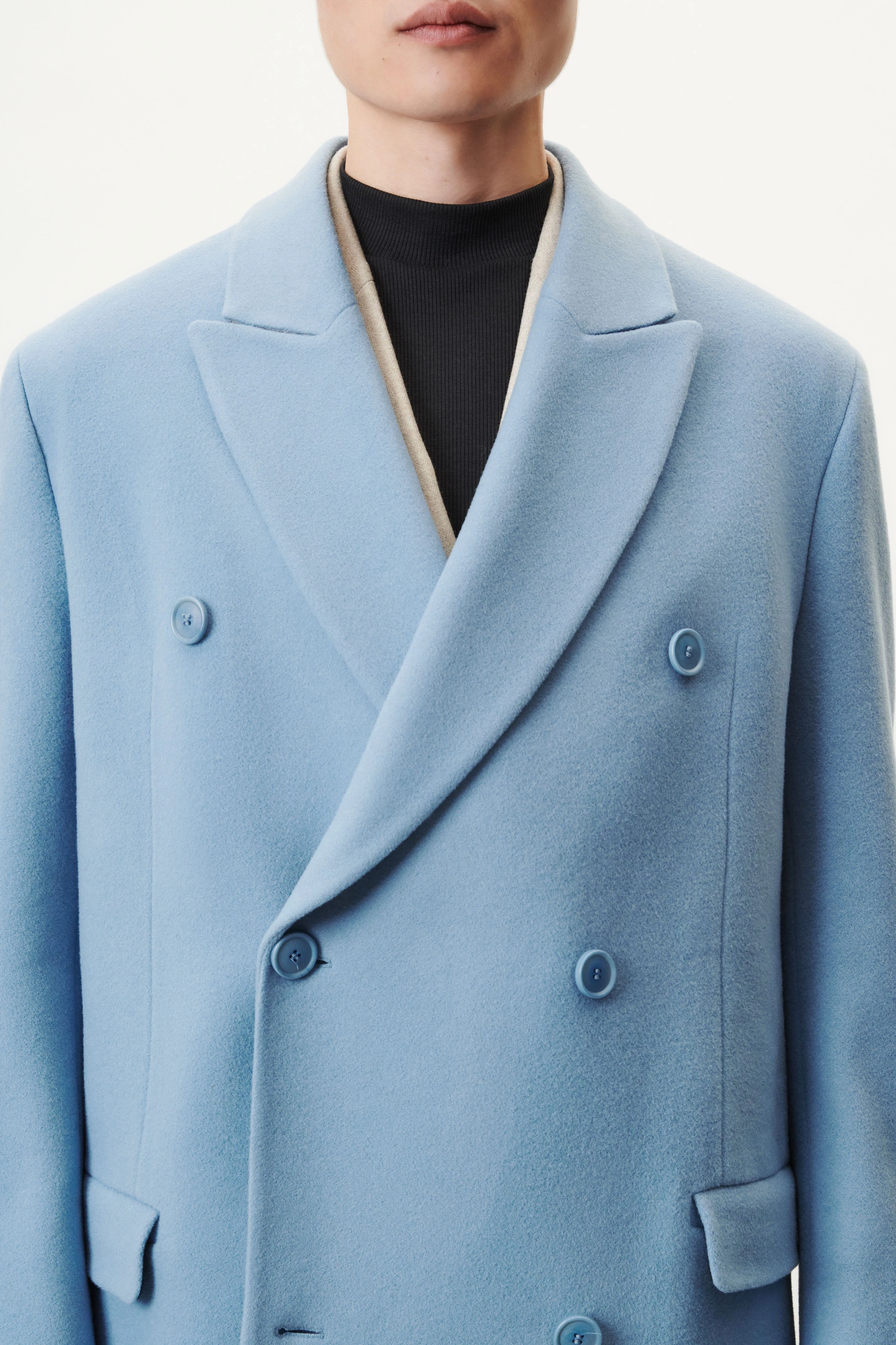 SKYE - double-breasted lapel coat in wool fleece - men - blue - Detailansicht am Model