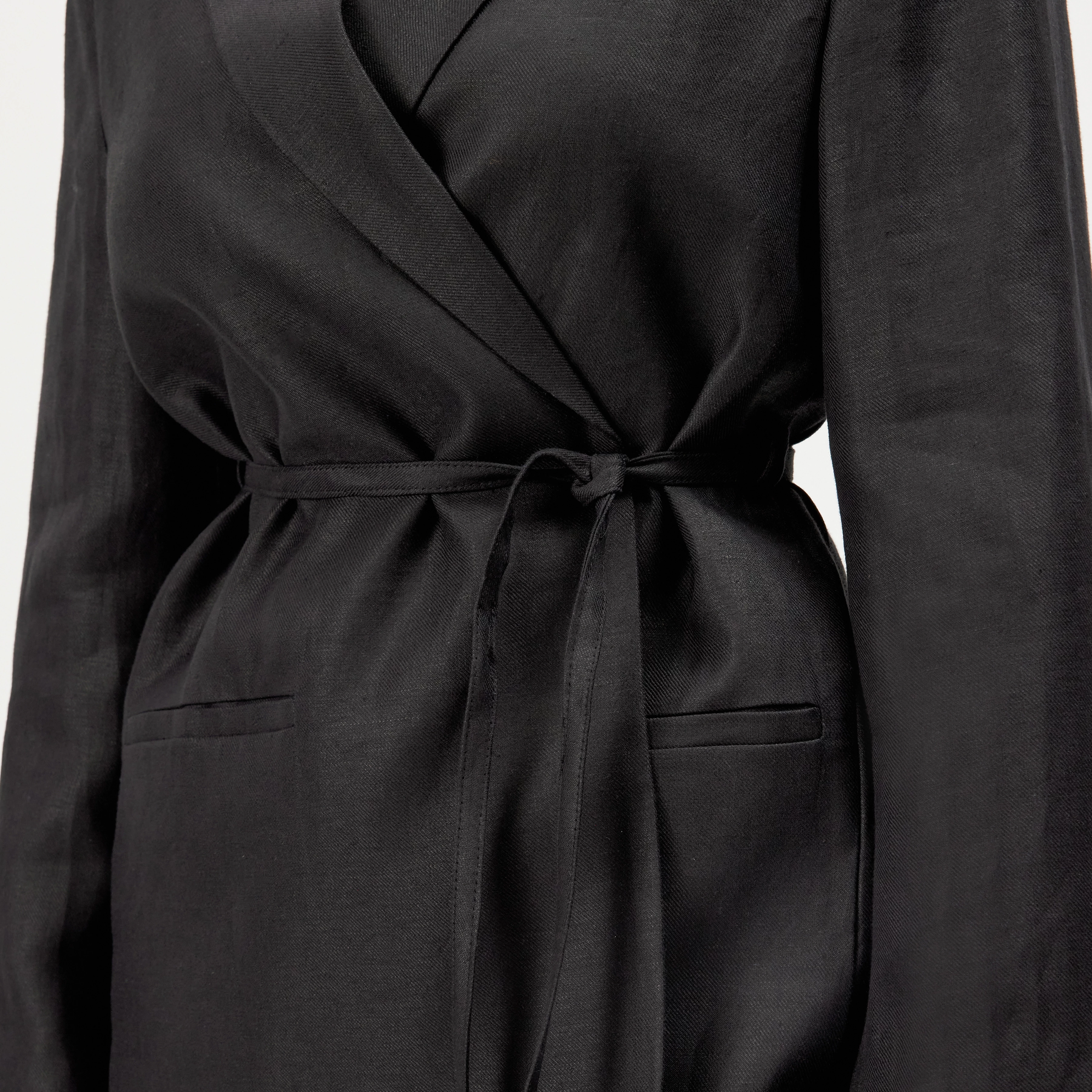 WINCHAM - Pure linen blazer with tie belt - women - black - Detailansicht am Model