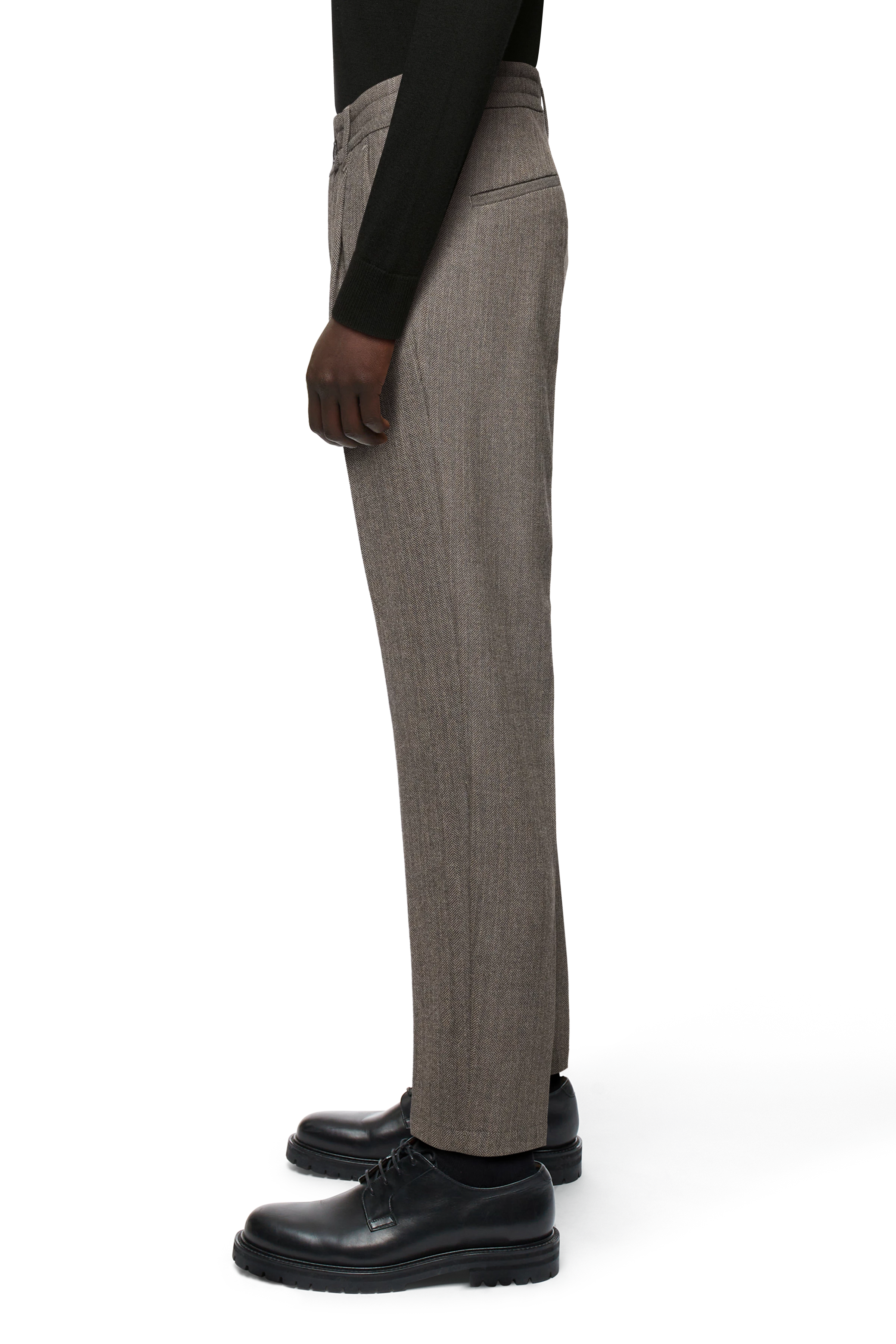 CHASY - Pantalon casual à pinces en flanelle Herringbone - men - marron - Detailansicht am Model