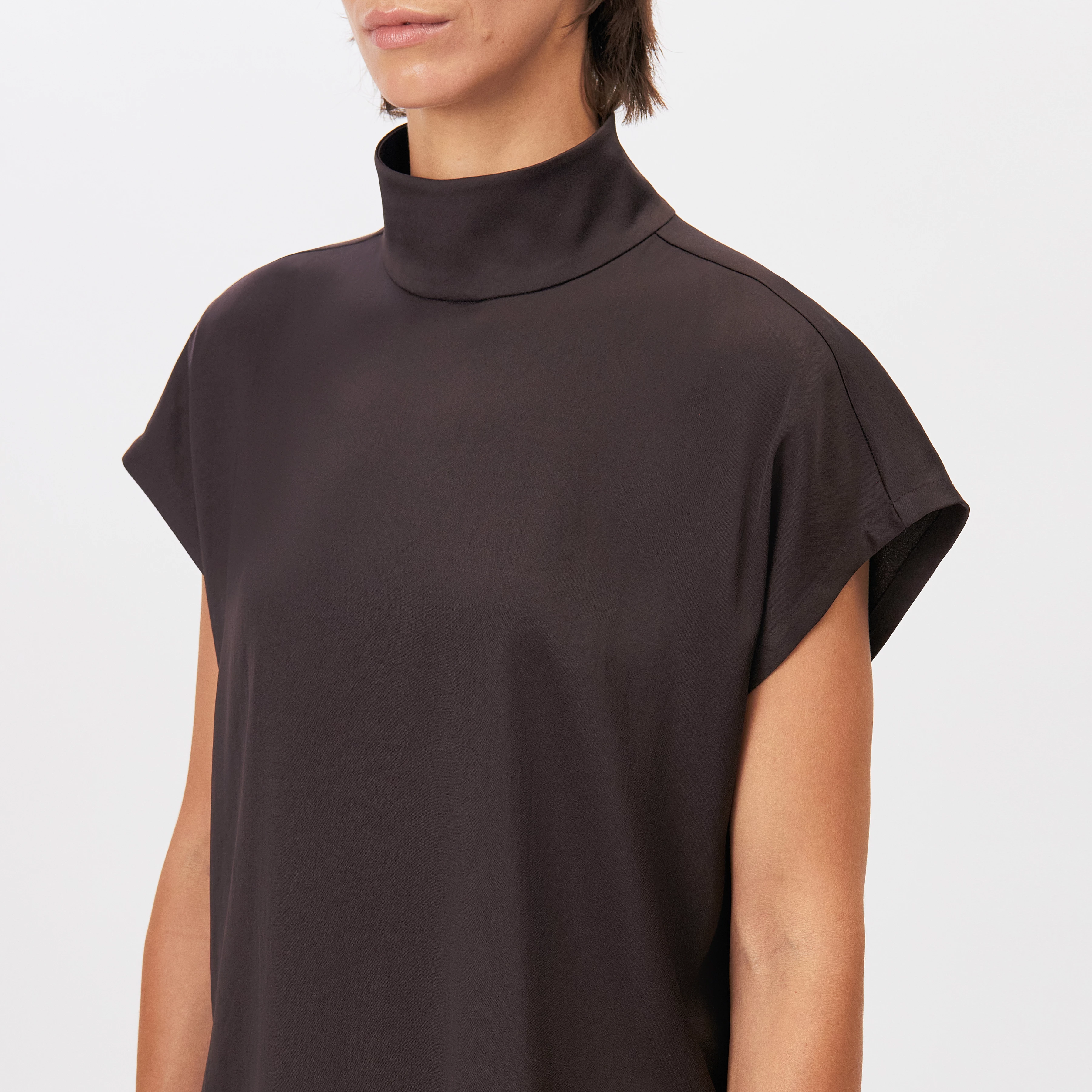 ALARIA_1 - Shirt blouse with stand-up collar in satin - women - brown - Detailansicht am Model