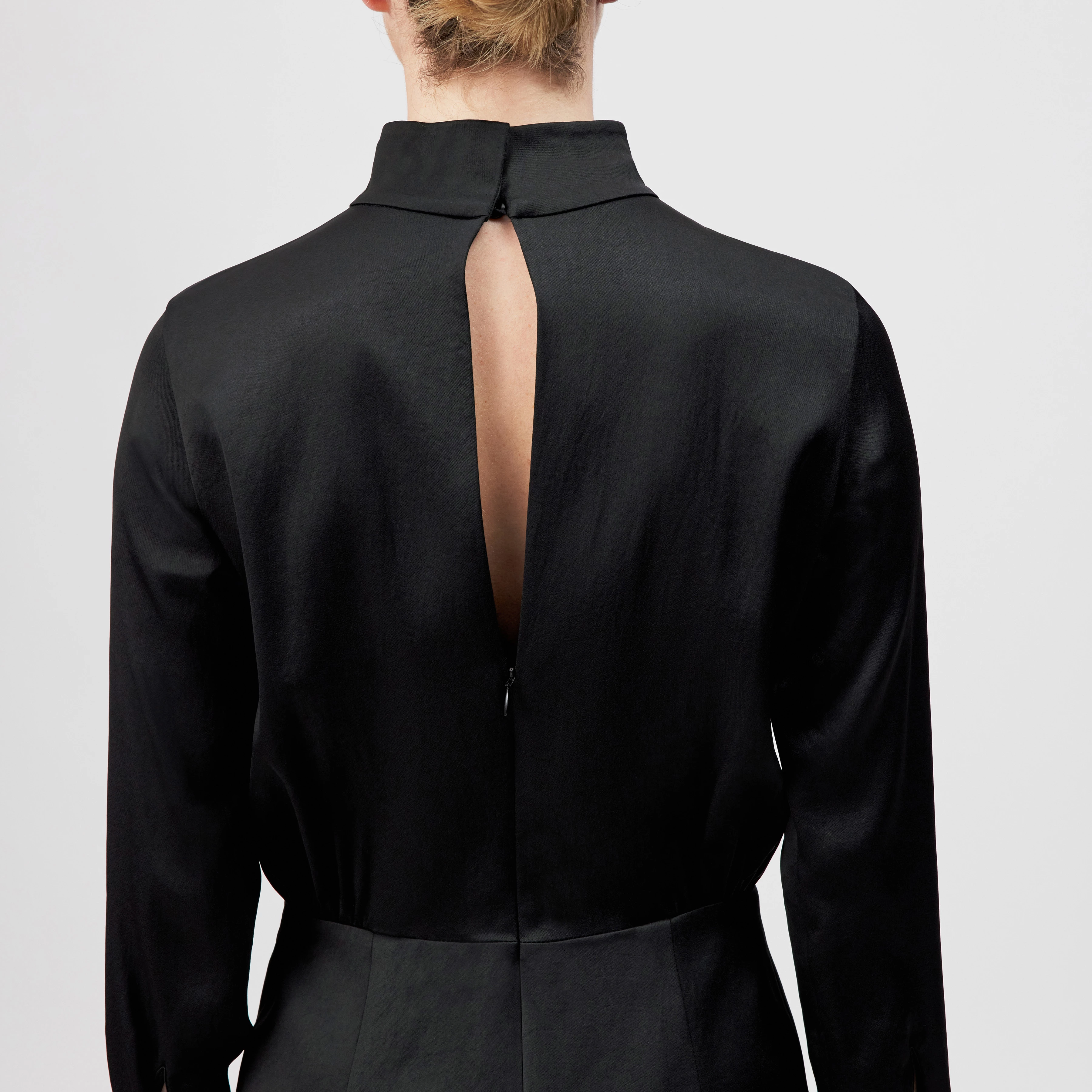 OVINE - Satin stand-up collar dress - women - black - Detailansicht am Model