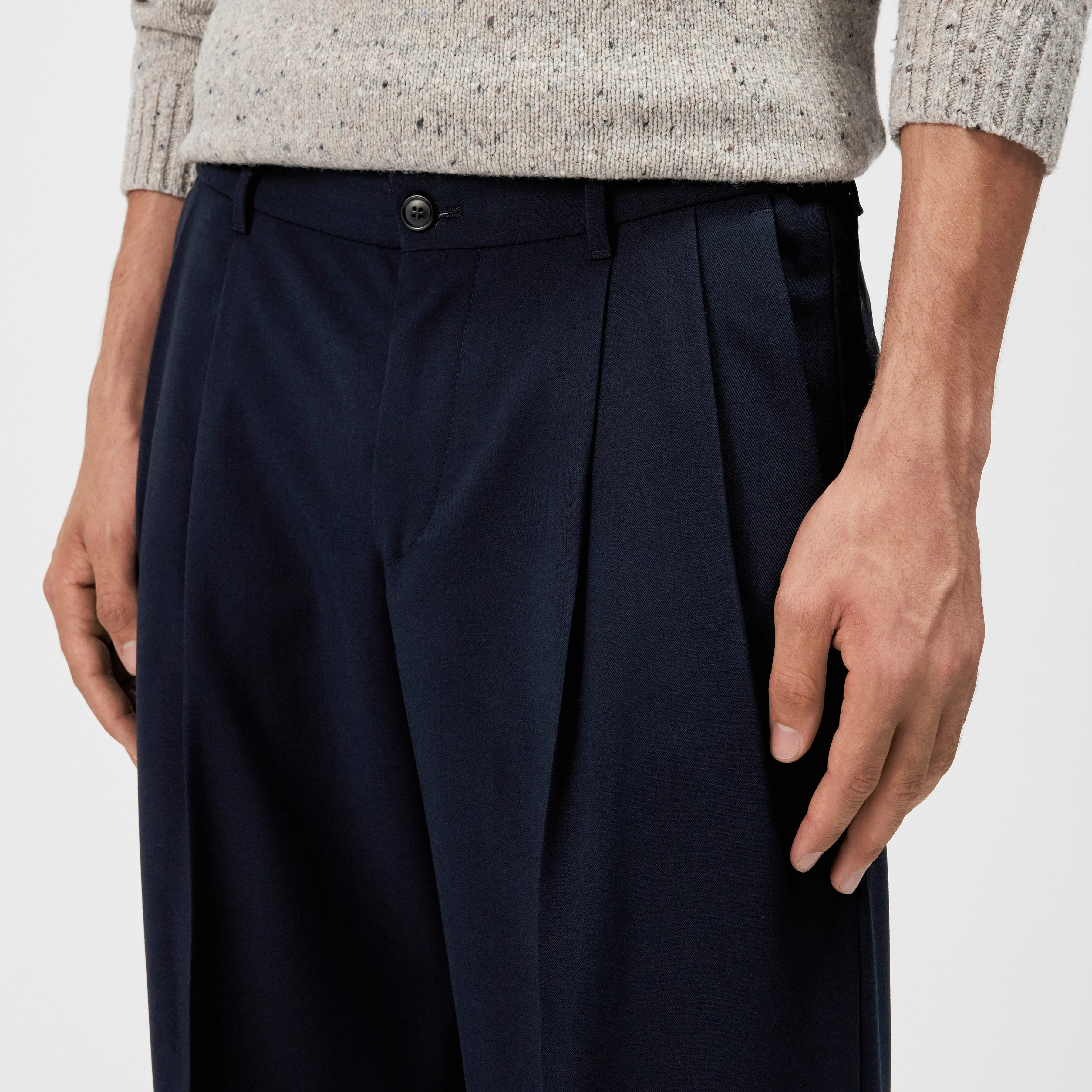 LEEK_WIDE - Relaxed fit pleated trousers in gabardine - men - blue - Detailansicht am Model