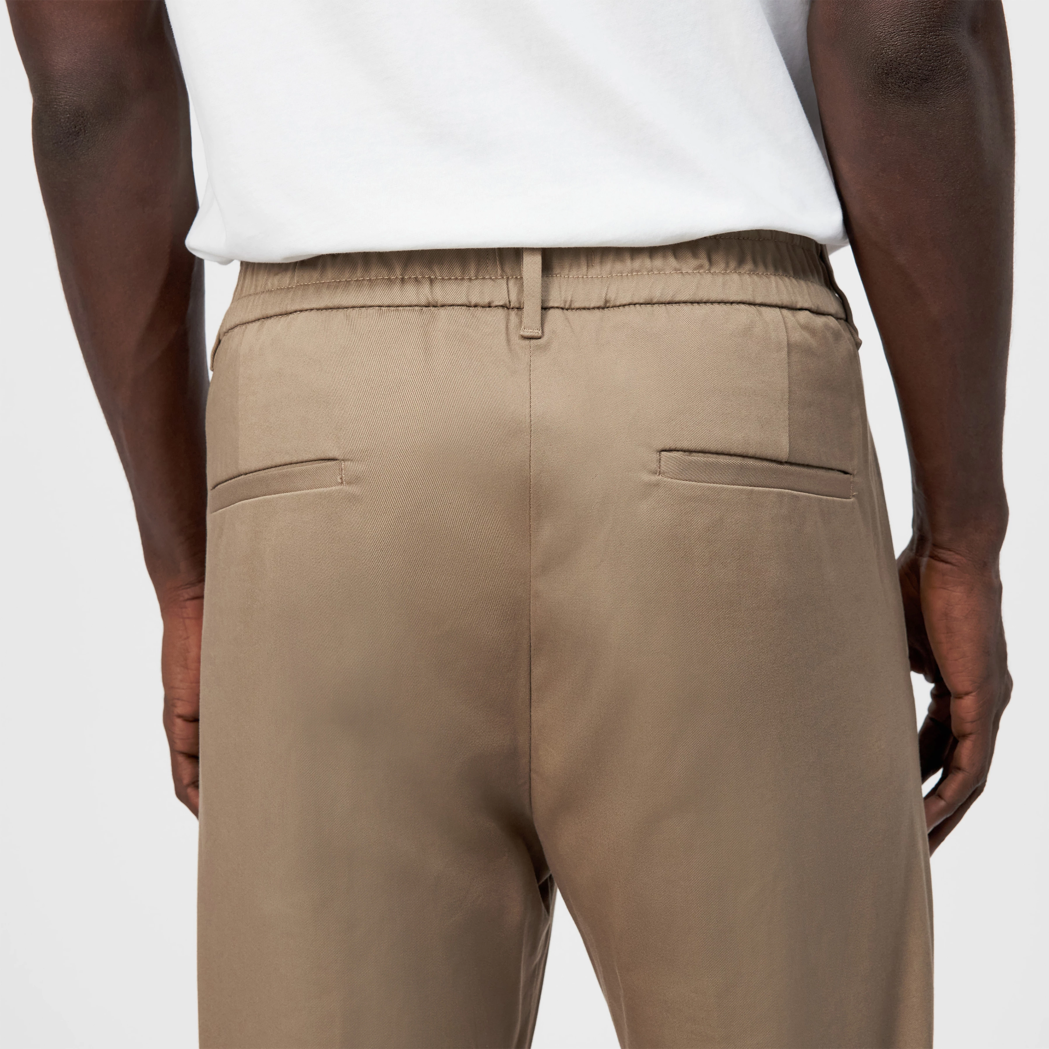 CHASY - Pantalon casual à pinces en gabardine de coton - men - marron - Detailansicht am Model