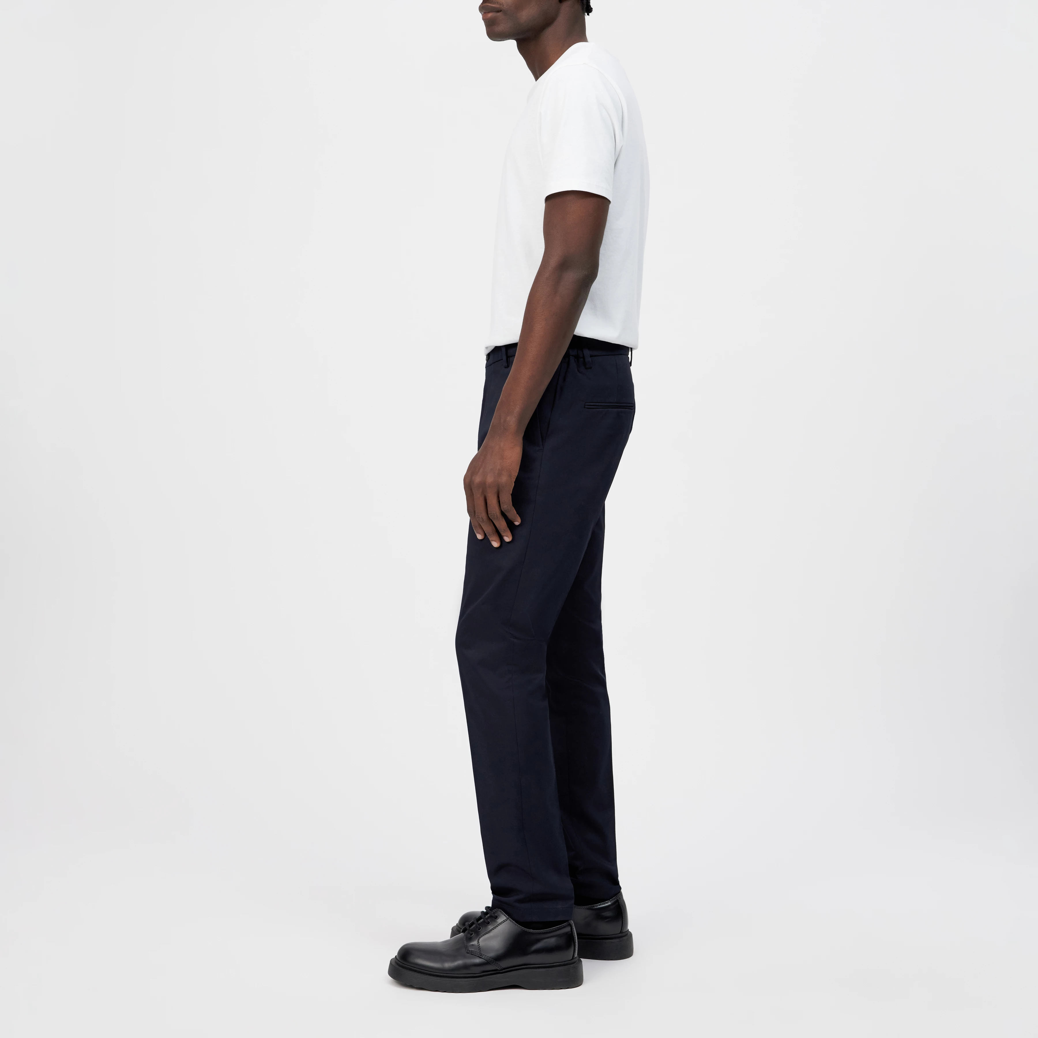 AJEND - Pantalon confectionné en gabardine de coton - men - bleu - Seitenansicht