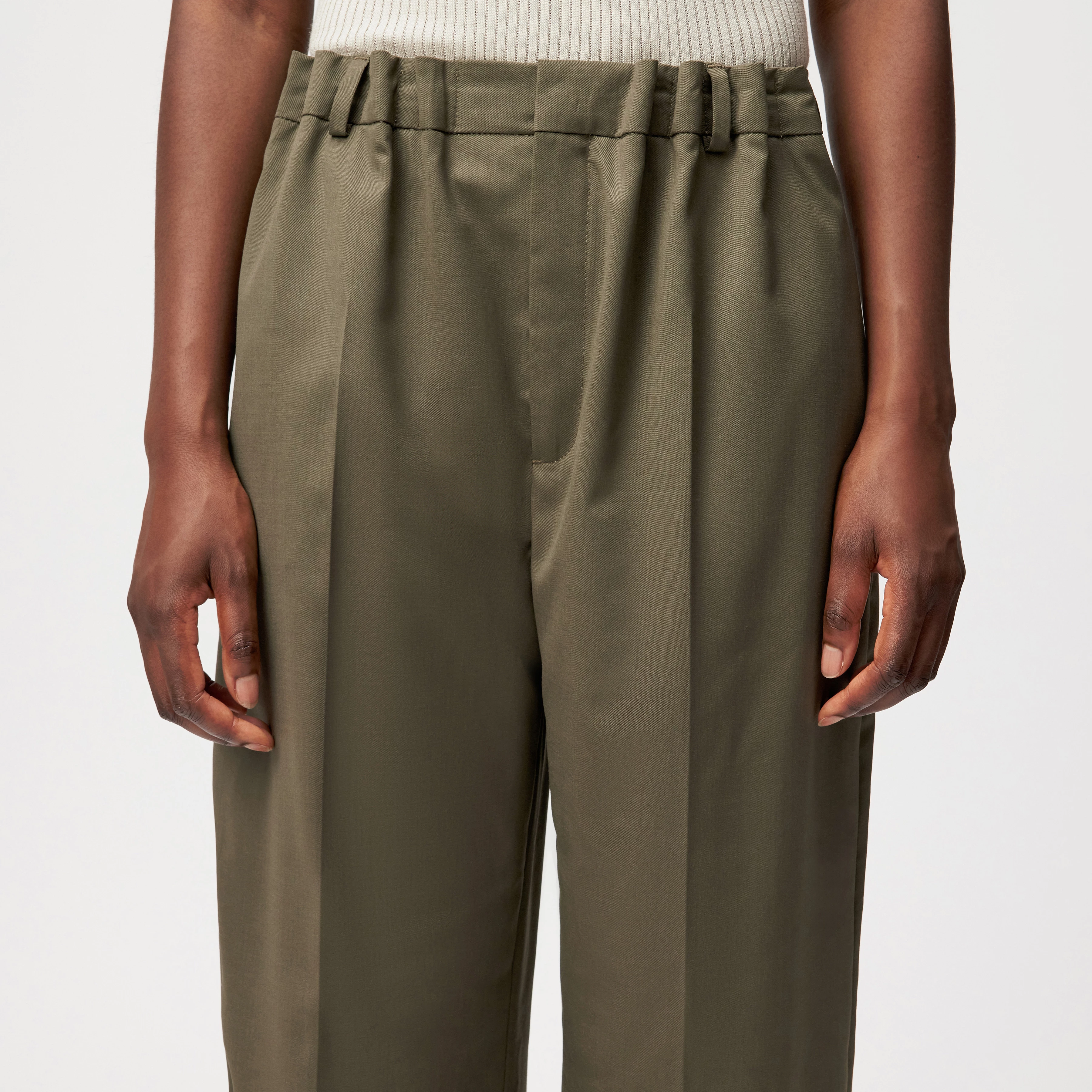 RUSTLE - Broek met bandplooien in twill - dames - groen - Detailansicht am Model