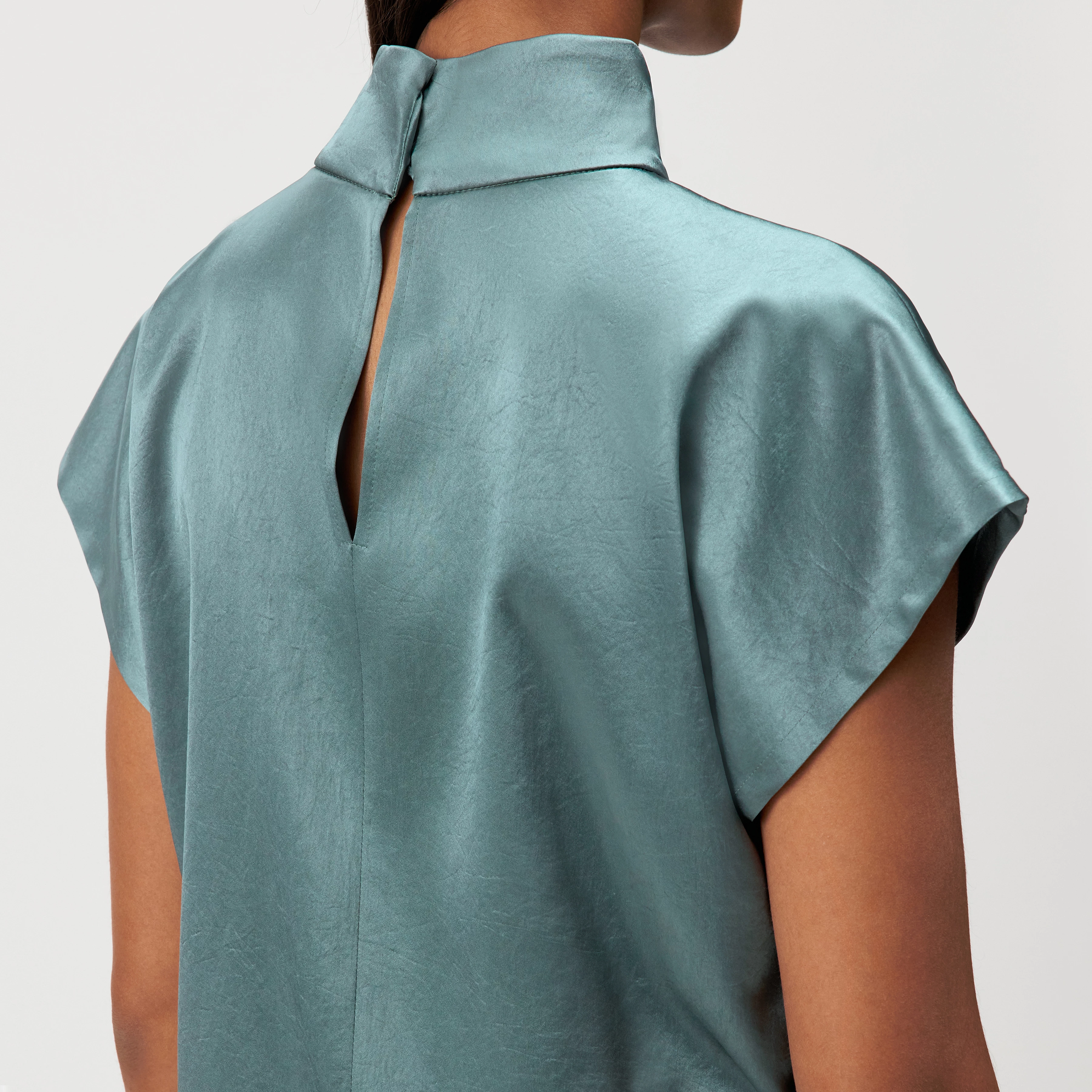 ALARIA_1 - Shirt-Bluse mit Stehkragen in fließendem Satin - Damen - grün - Detailansicht am Model