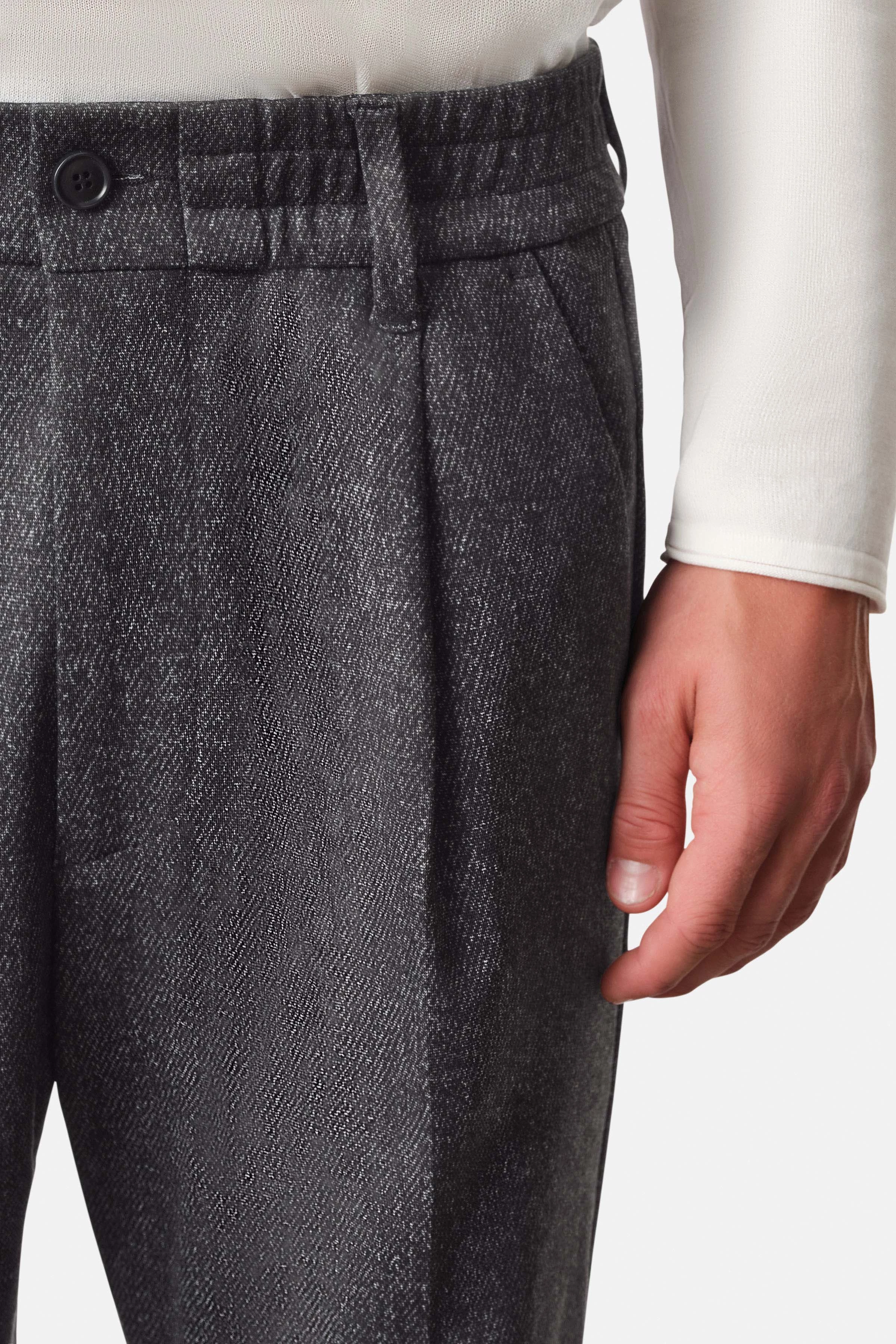 CHASY - casual trousers with pleat in jersey - men - blue - Detailansicht am Model