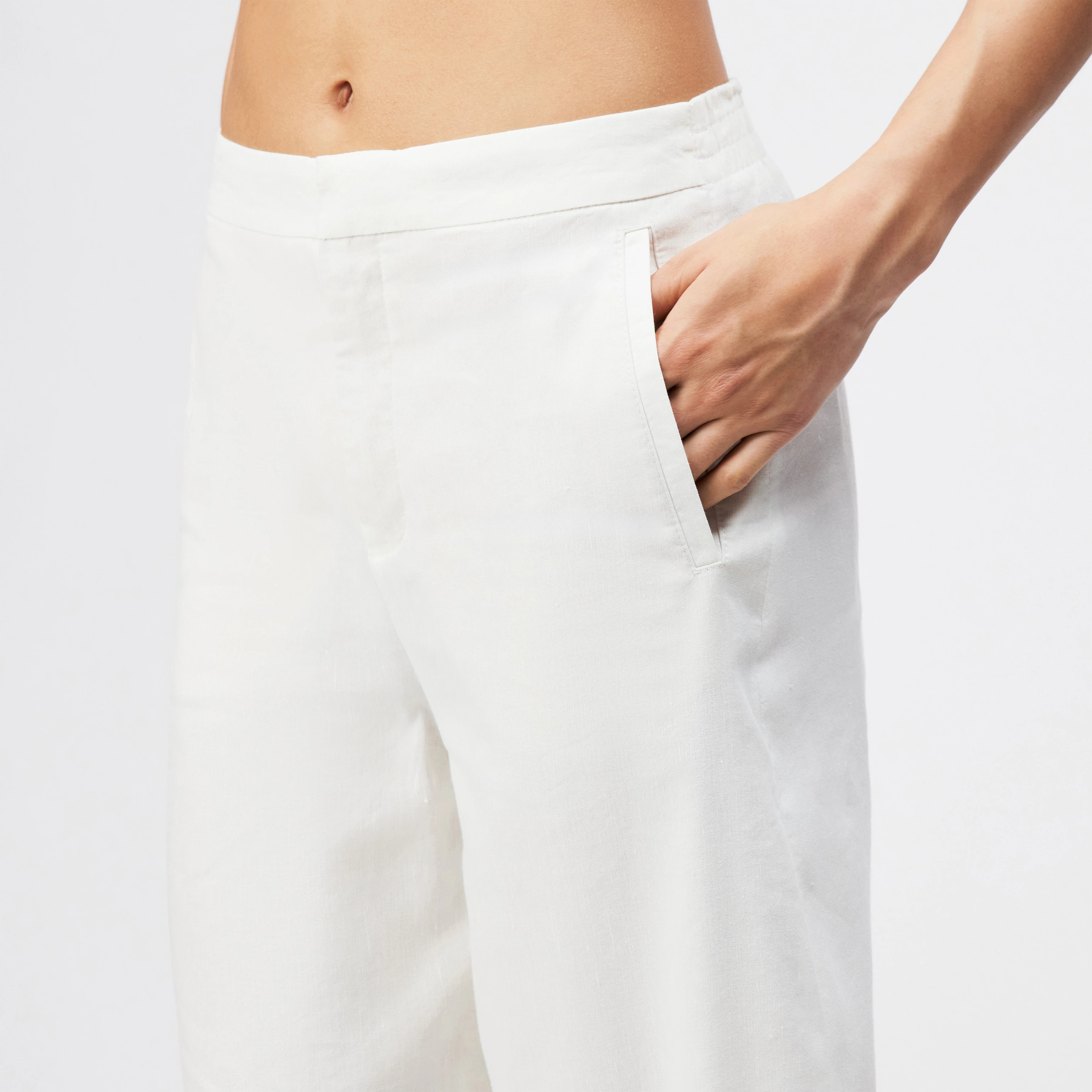 FAE_0 - Pantalon à jambe barrel en lin mélangé - women - blanc cassé - Detailansicht am Model