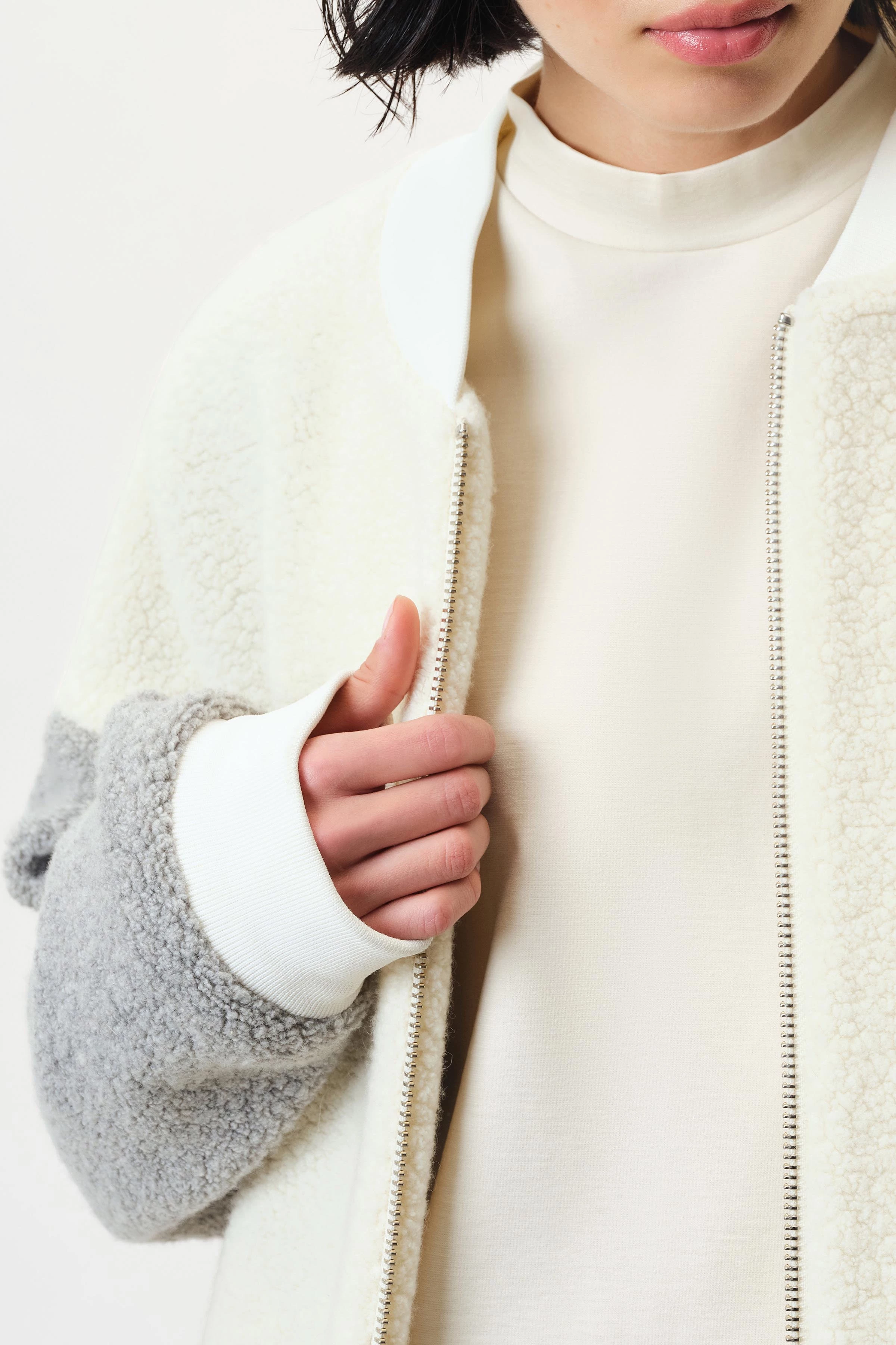 JANWYN - Collegejacke in flinchigem Teddy - Damen - beige - Detailansicht am Model