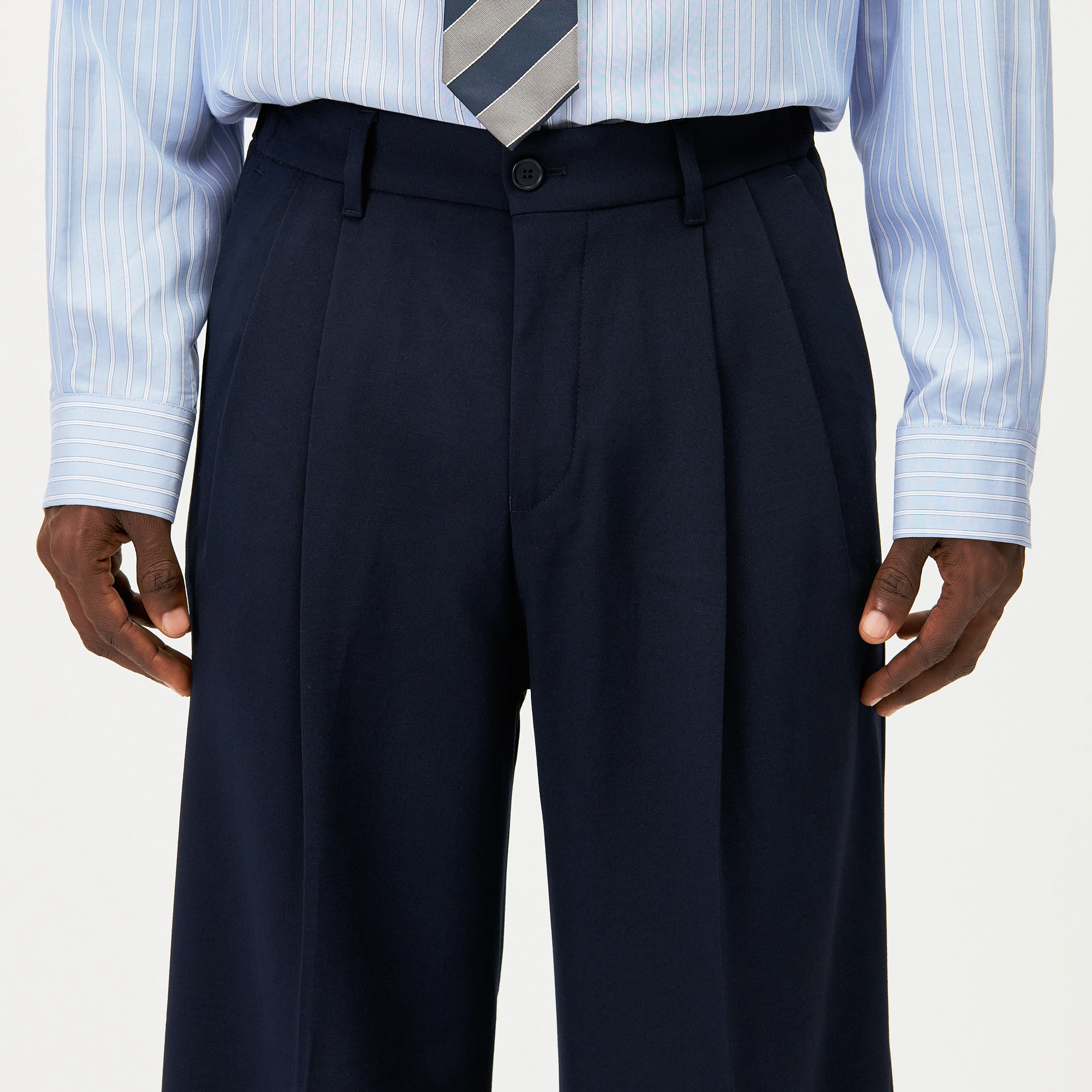 LEEK_WIDE - Relaxed fit pleated trousers in gabardine - men - blue - Detailansicht am Model