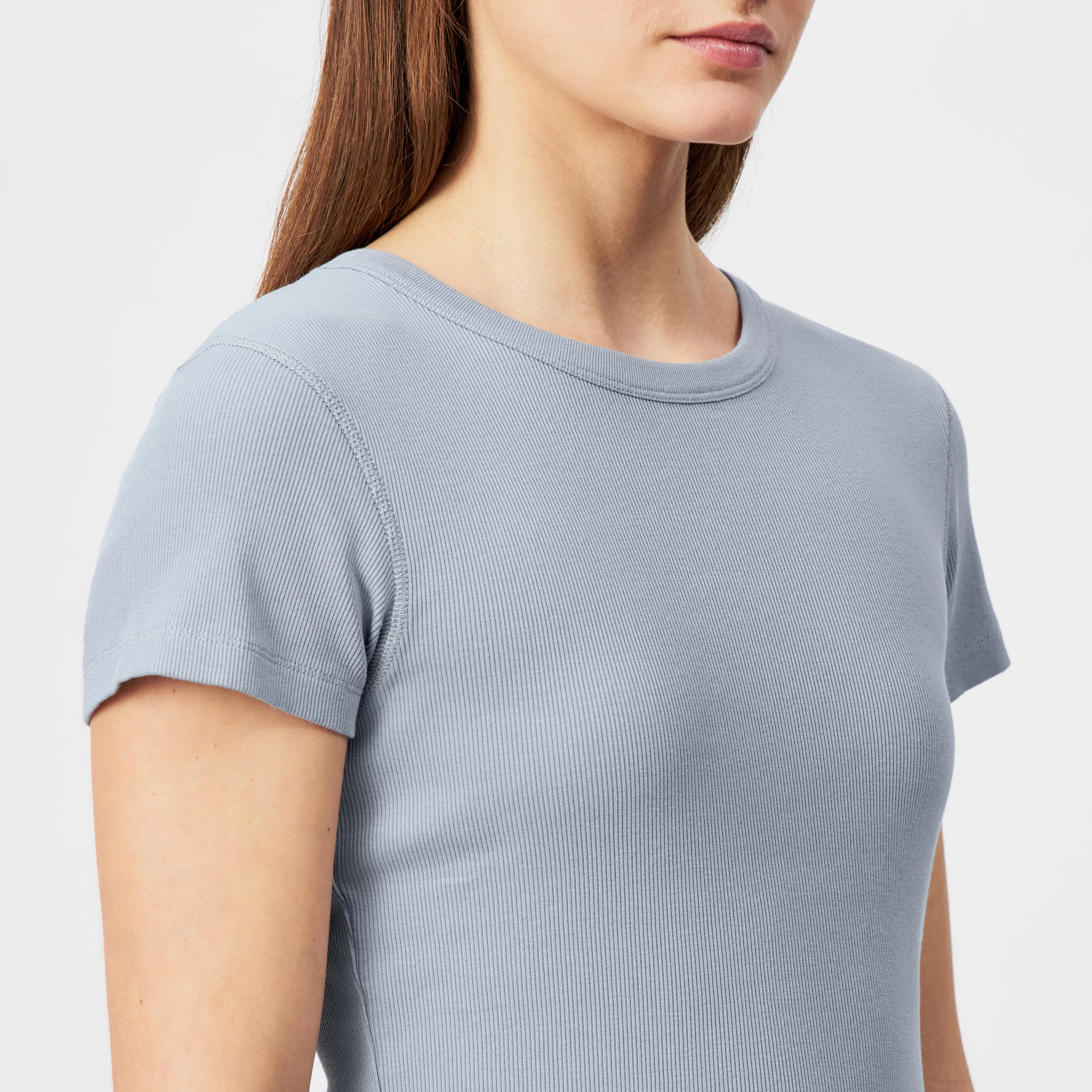 KOALE - Schmales T-Shirt in Baumwoll-Rippe - Damen - blau - Detailansicht am Model