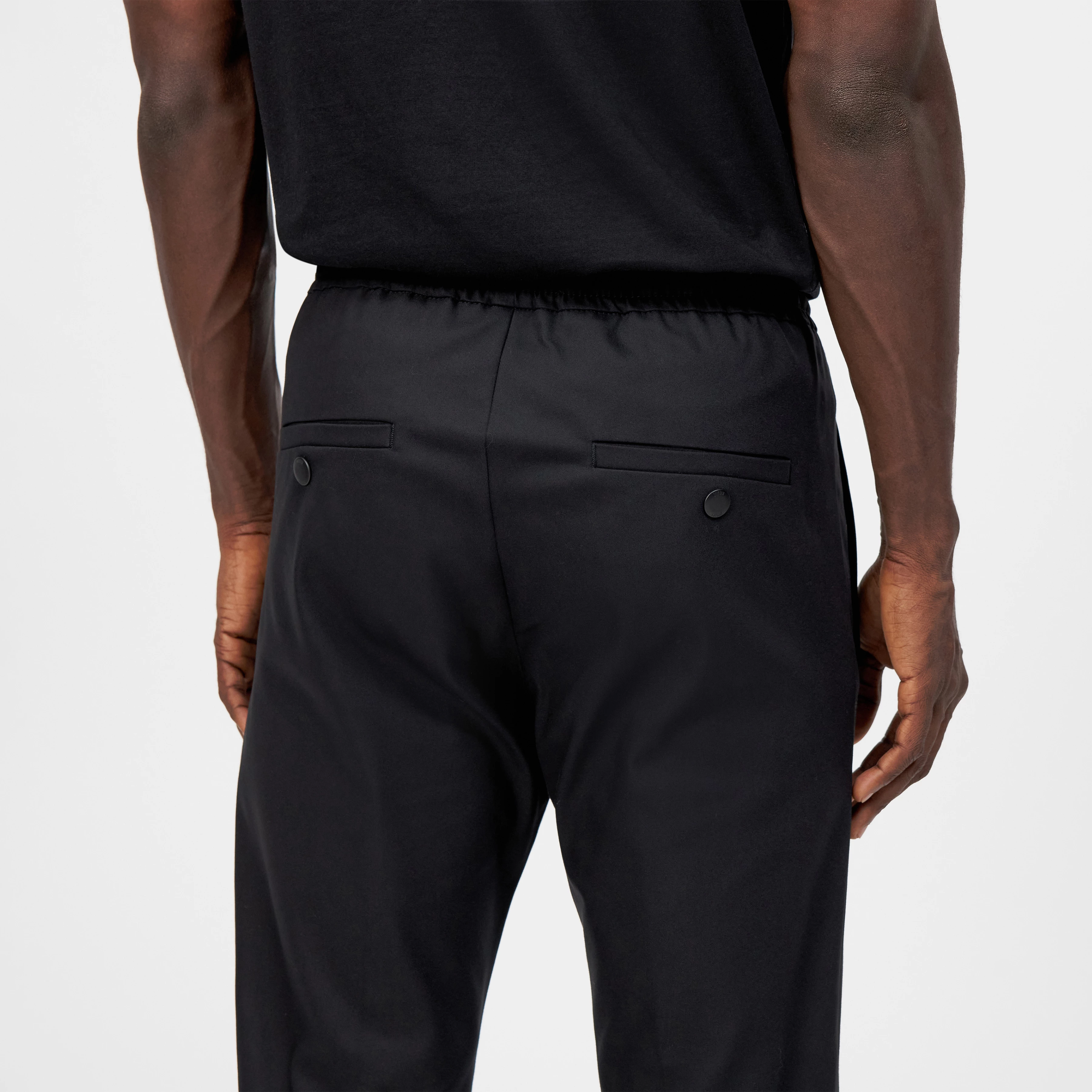 JEGER - Jogging trousers with drawstring in technostretch satin - men - Natural Aluminium - Detailansicht am Model