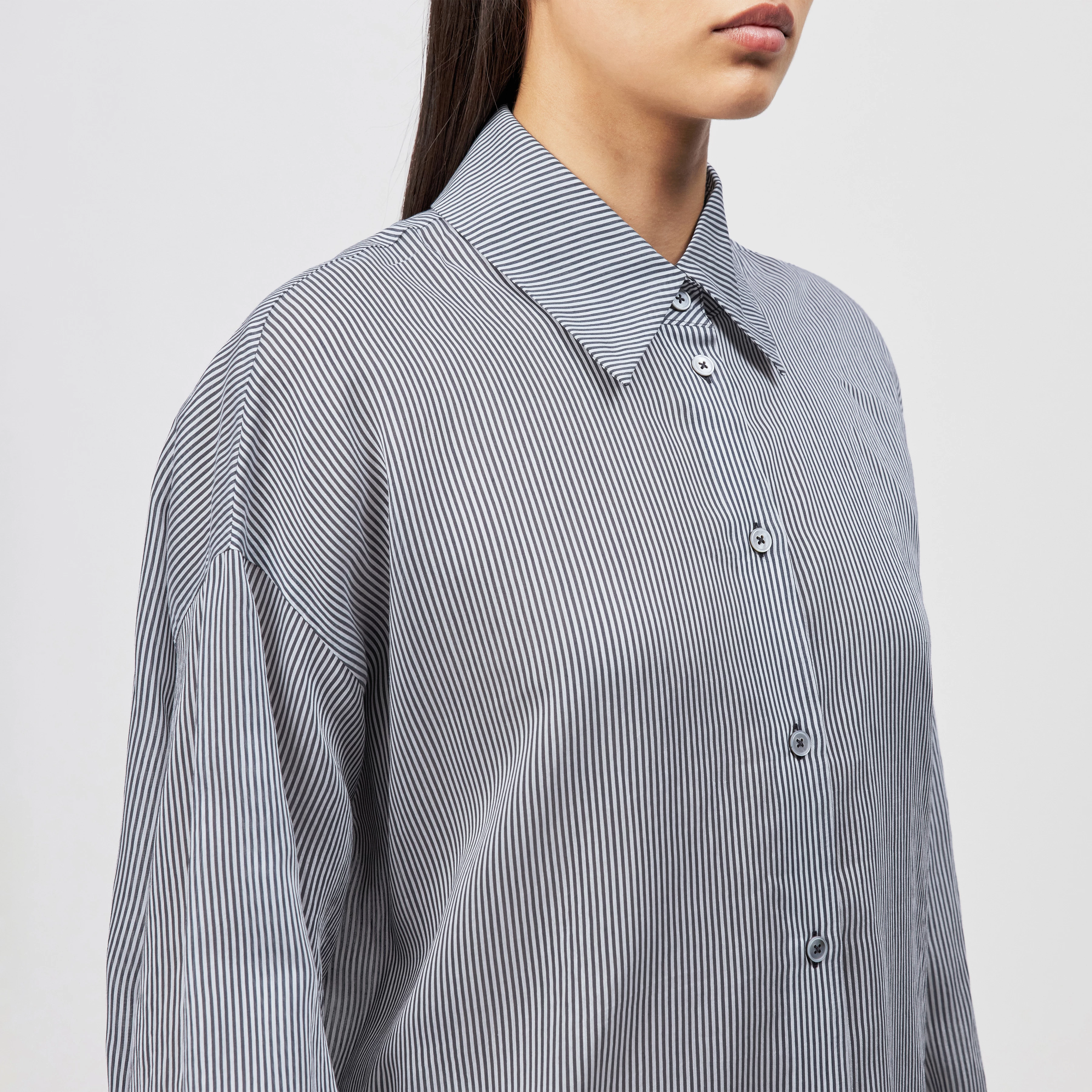 LYNDARA - Casual shirt blouse, quality stripe design. - women - blue - Detailansicht am Model