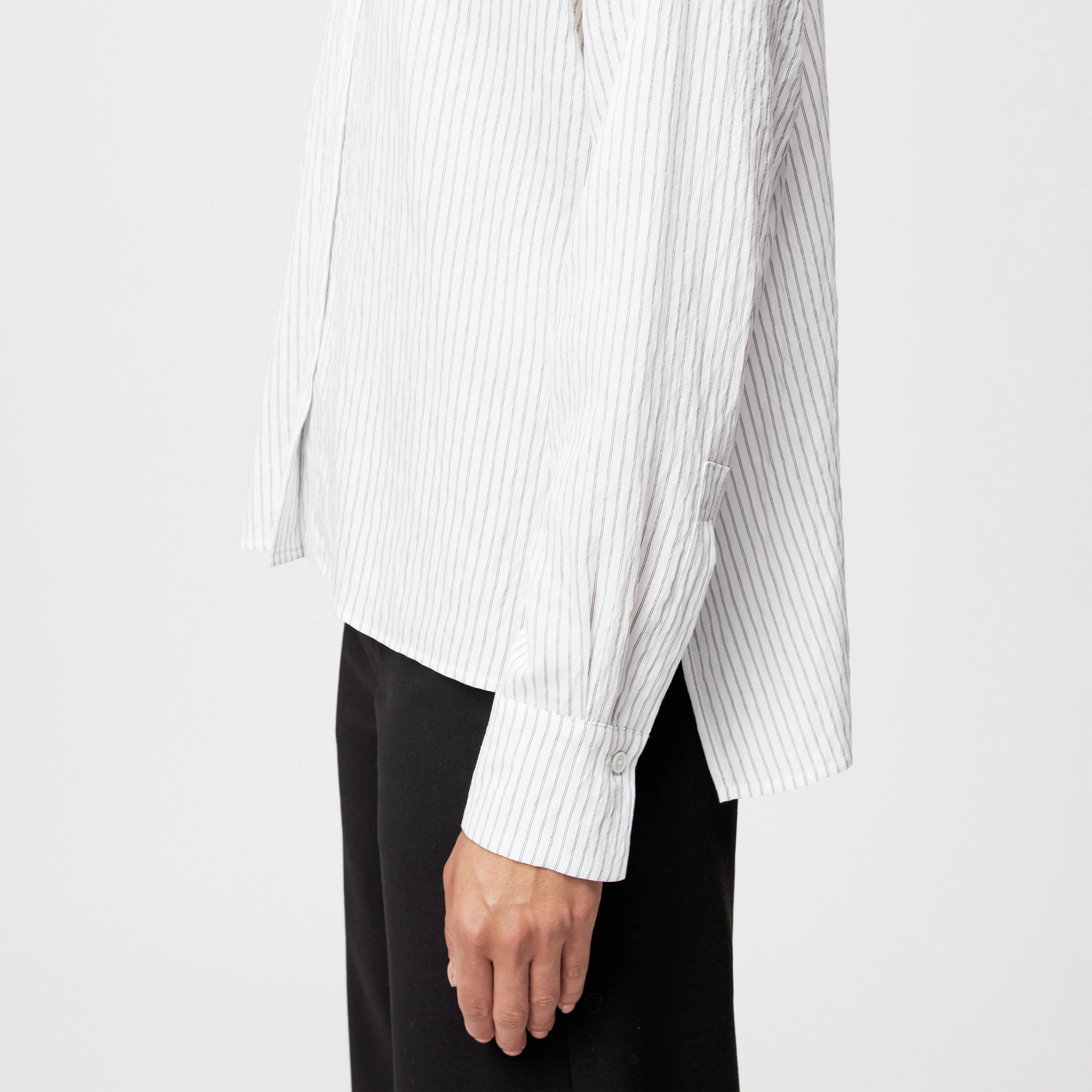 CLOELIA - Klassische Hemdbluse in Viskose-Mix - Damen - off white - Detailansicht am Model