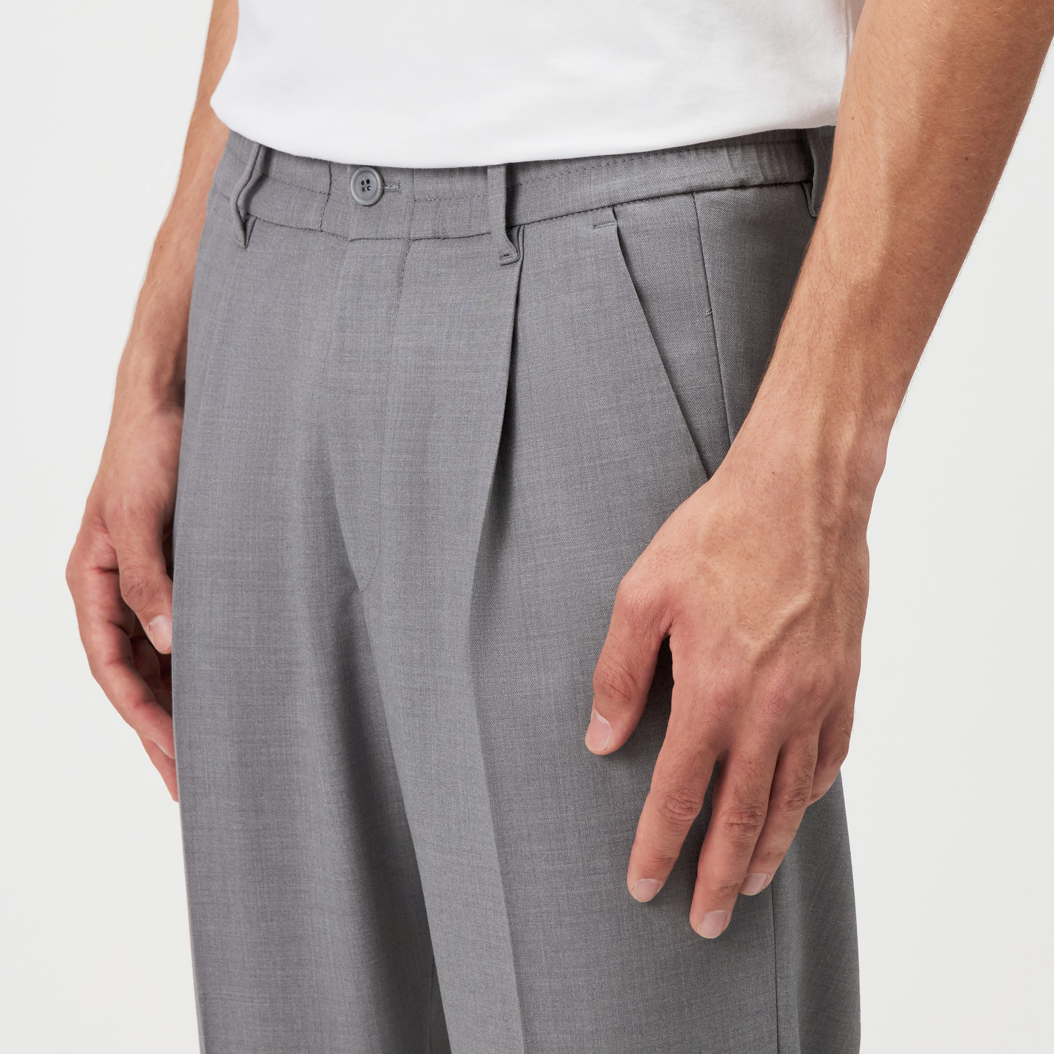 CHASY - Casual trousers with pleats in gabardine - men - grey - Detailansicht am Model