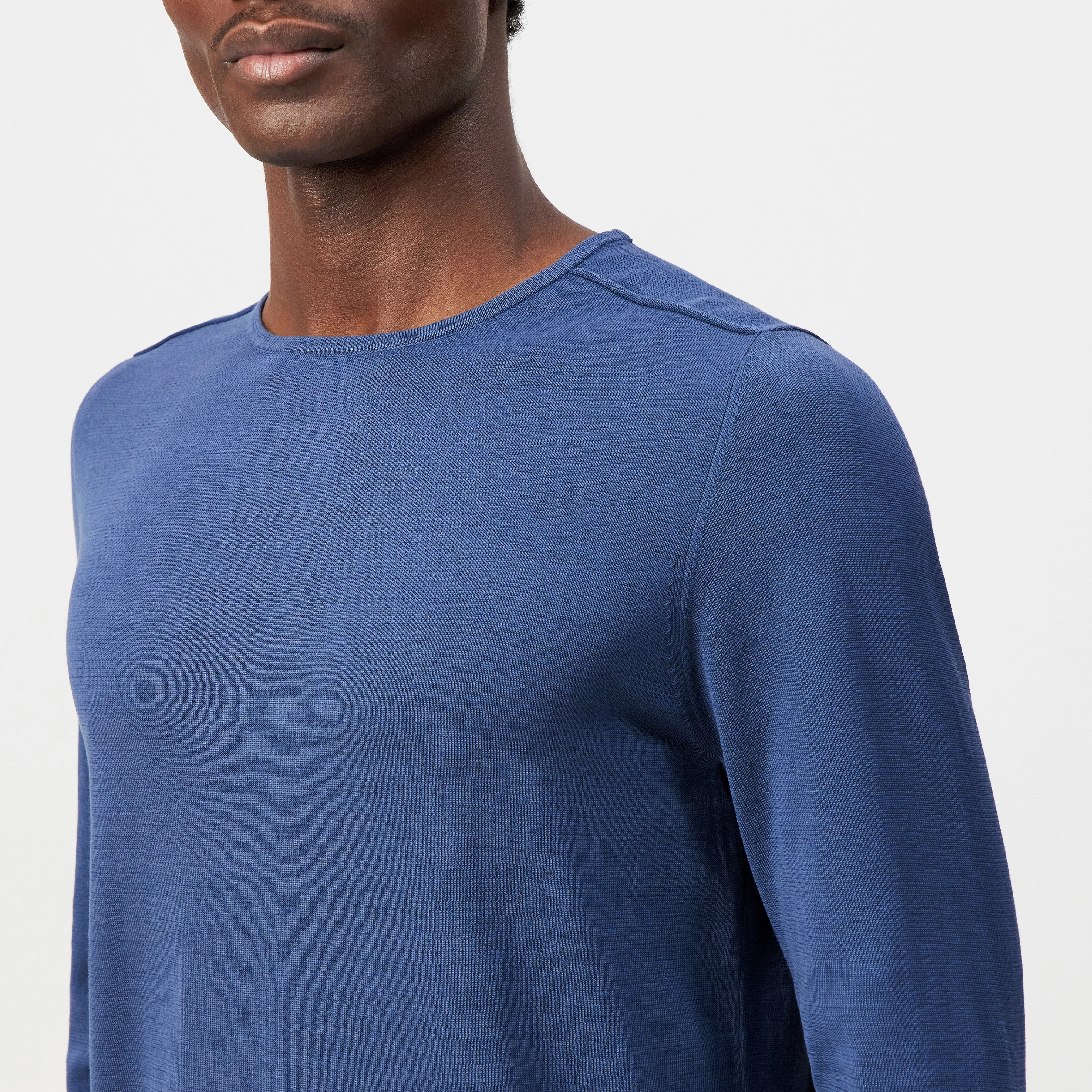 RIKONO - Knitted jumper in clean cotton - men - blue - Detailansicht am Model