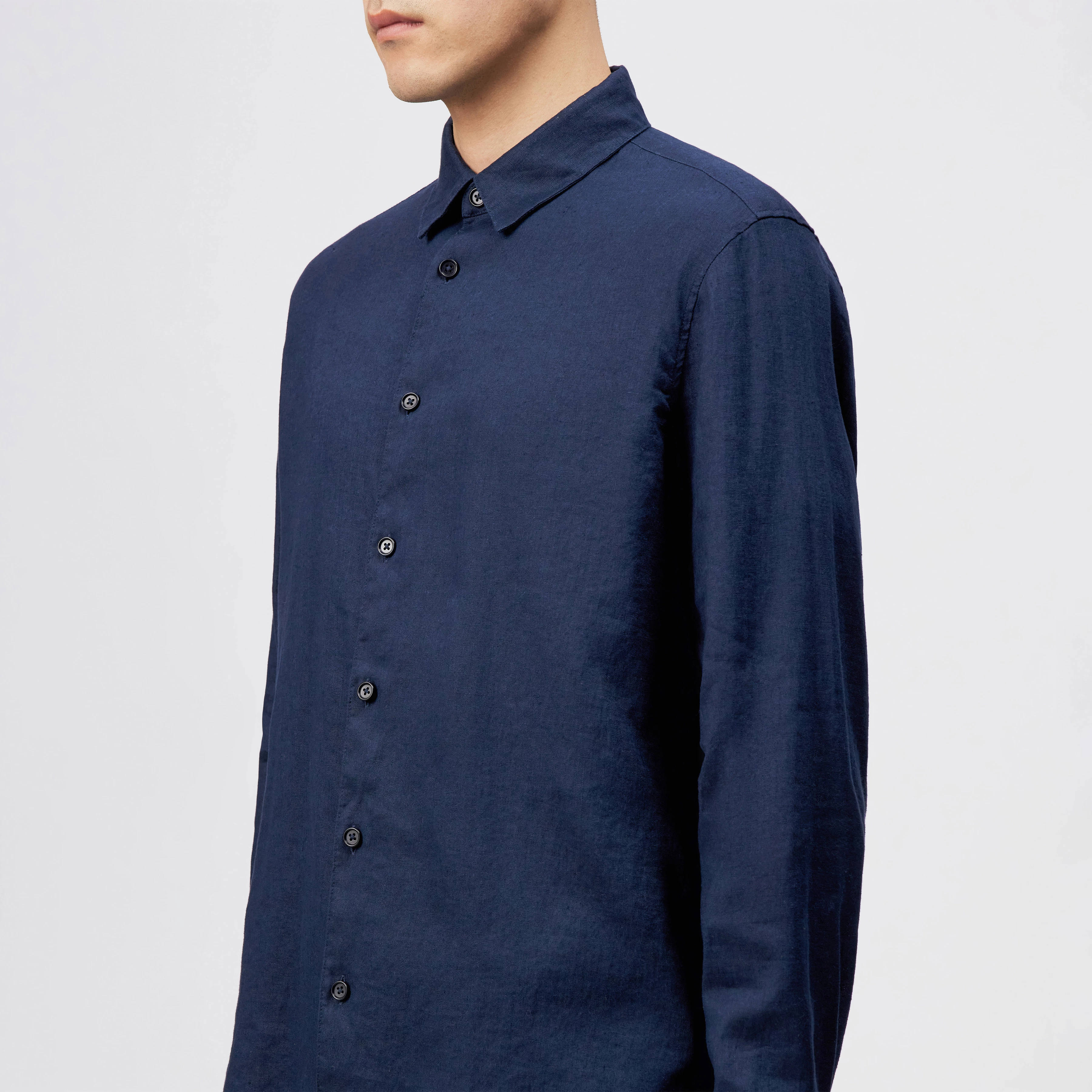 RAMIS - Regular fit shirt in linen-cotton blend - men - blue - Detailansicht am Model