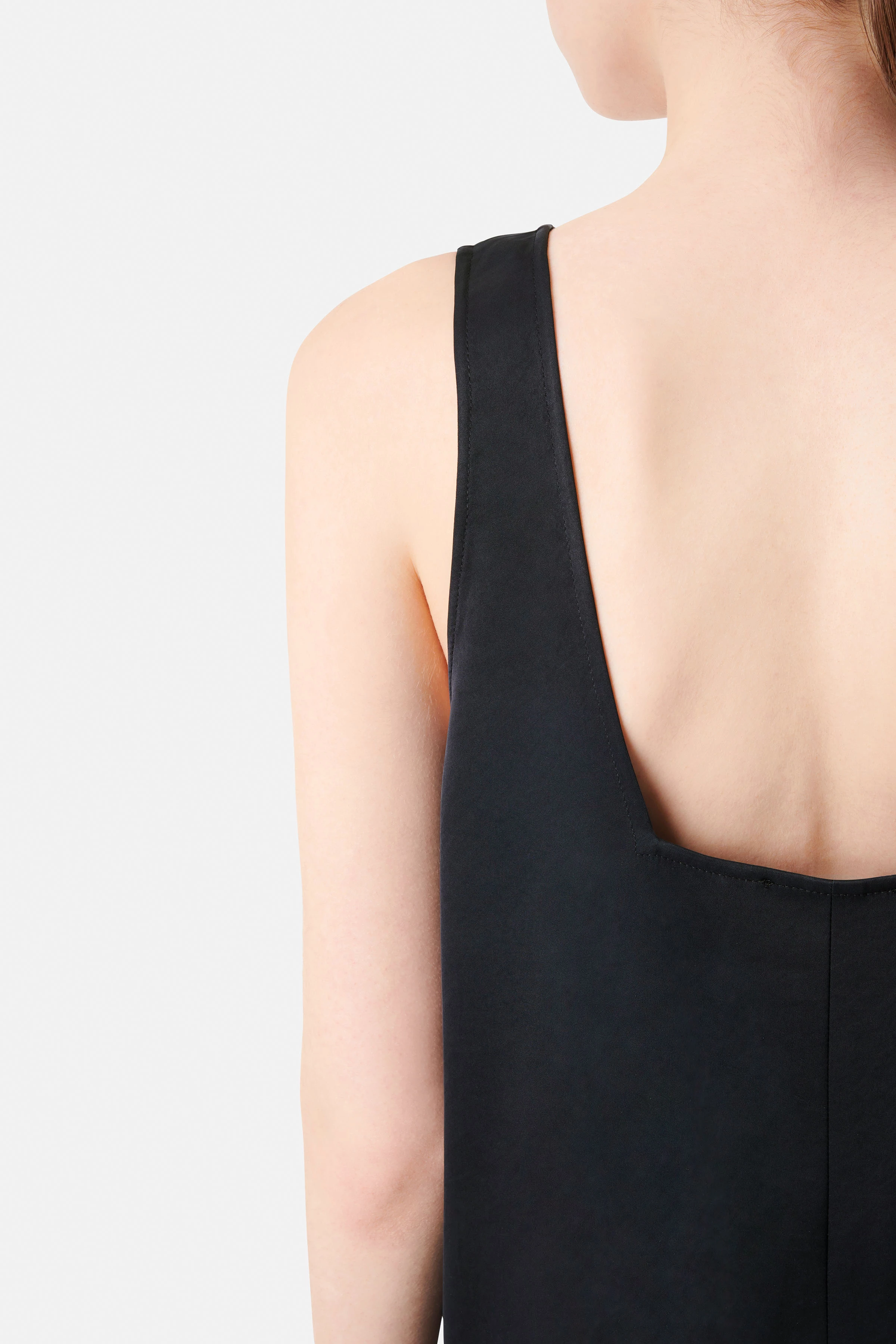 JEFFSUNG - Lässiger Overall in luxuriösem Satin - Damen - schwarz - Detailansicht am Model