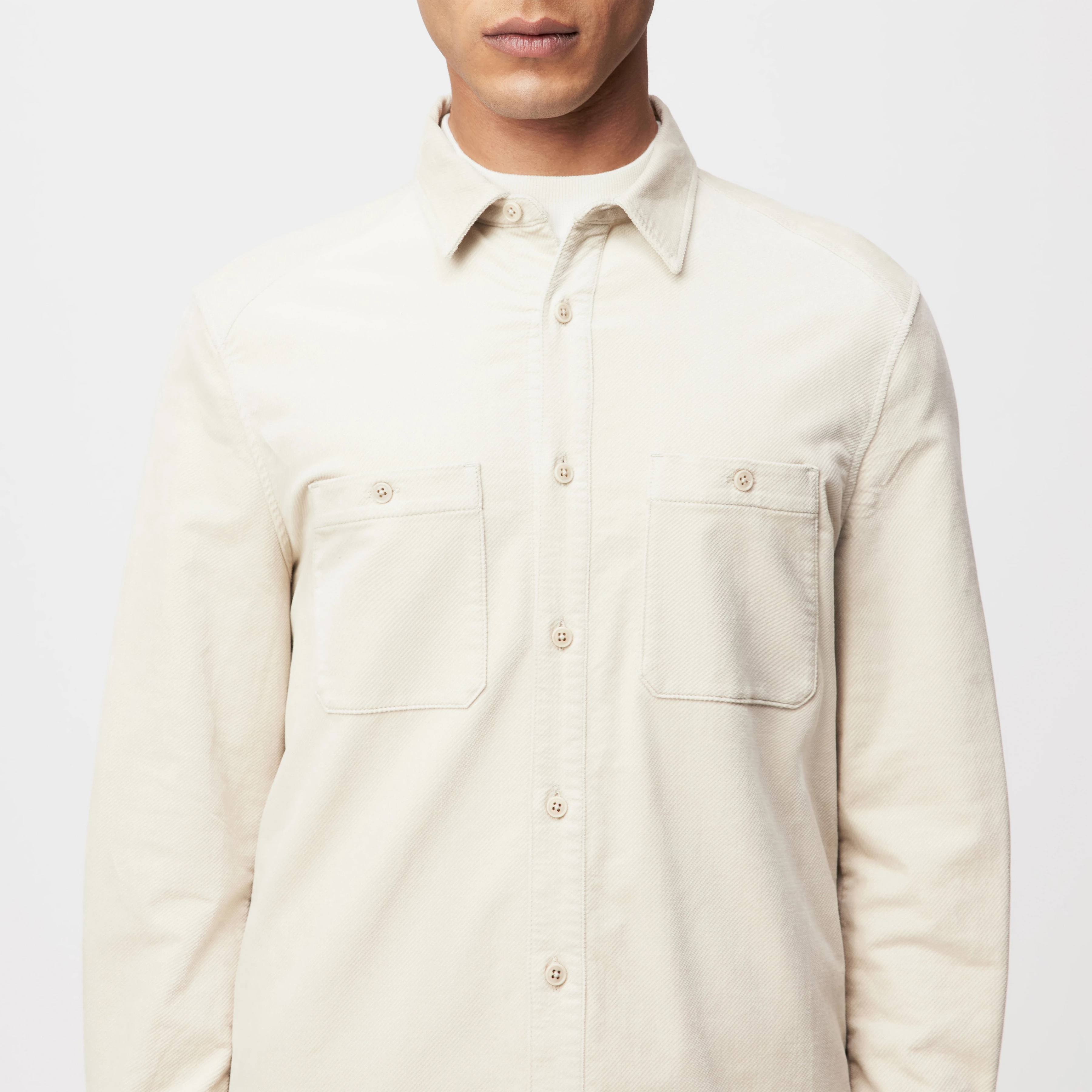 NOWEN - Work Wear Inspired Shirt in Samt - Herren - beige - Detailansicht am Model