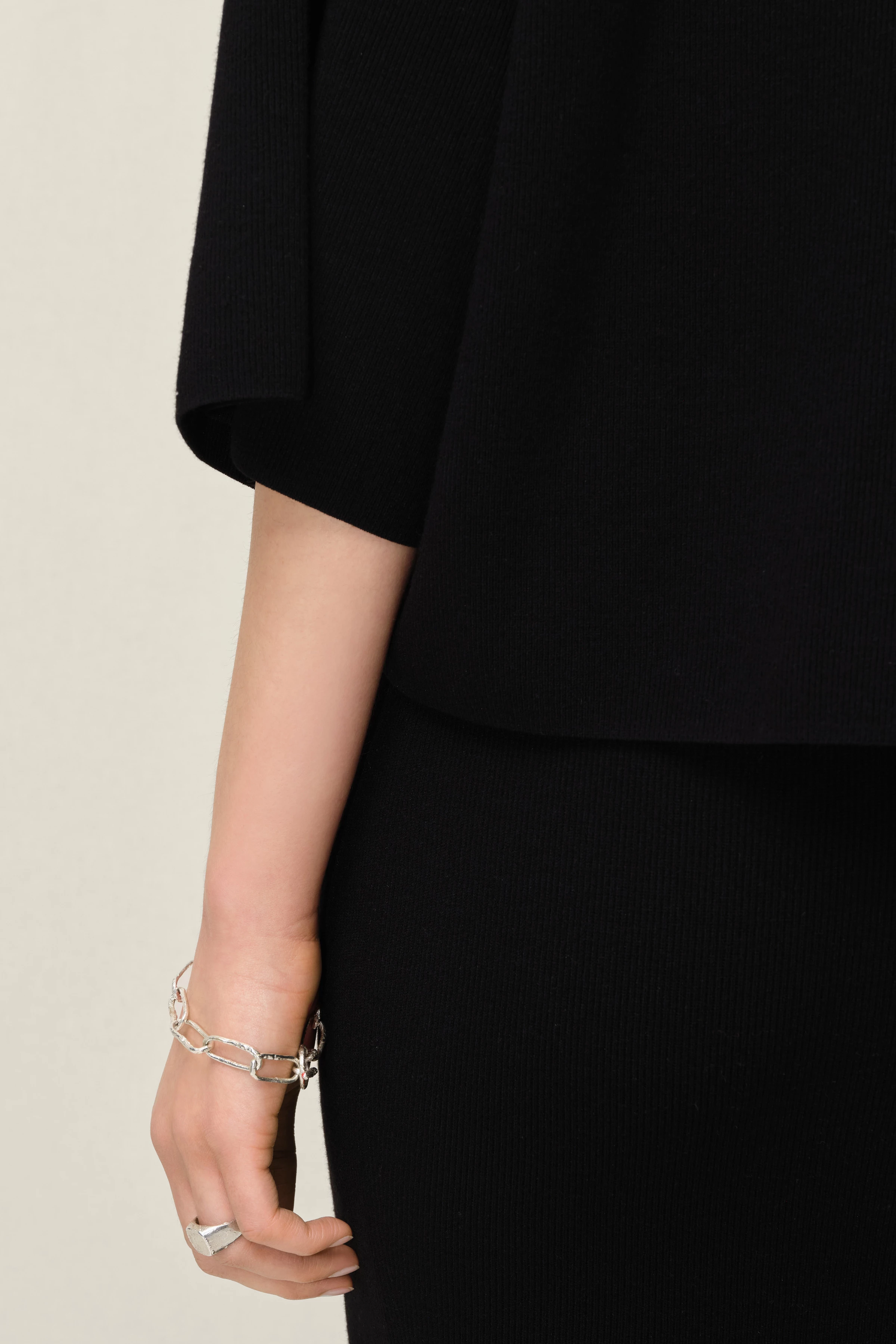 NILAY - Verkürztes Oversize-Strick-T-Shirt - Damen - schwarz - Seitenansicht