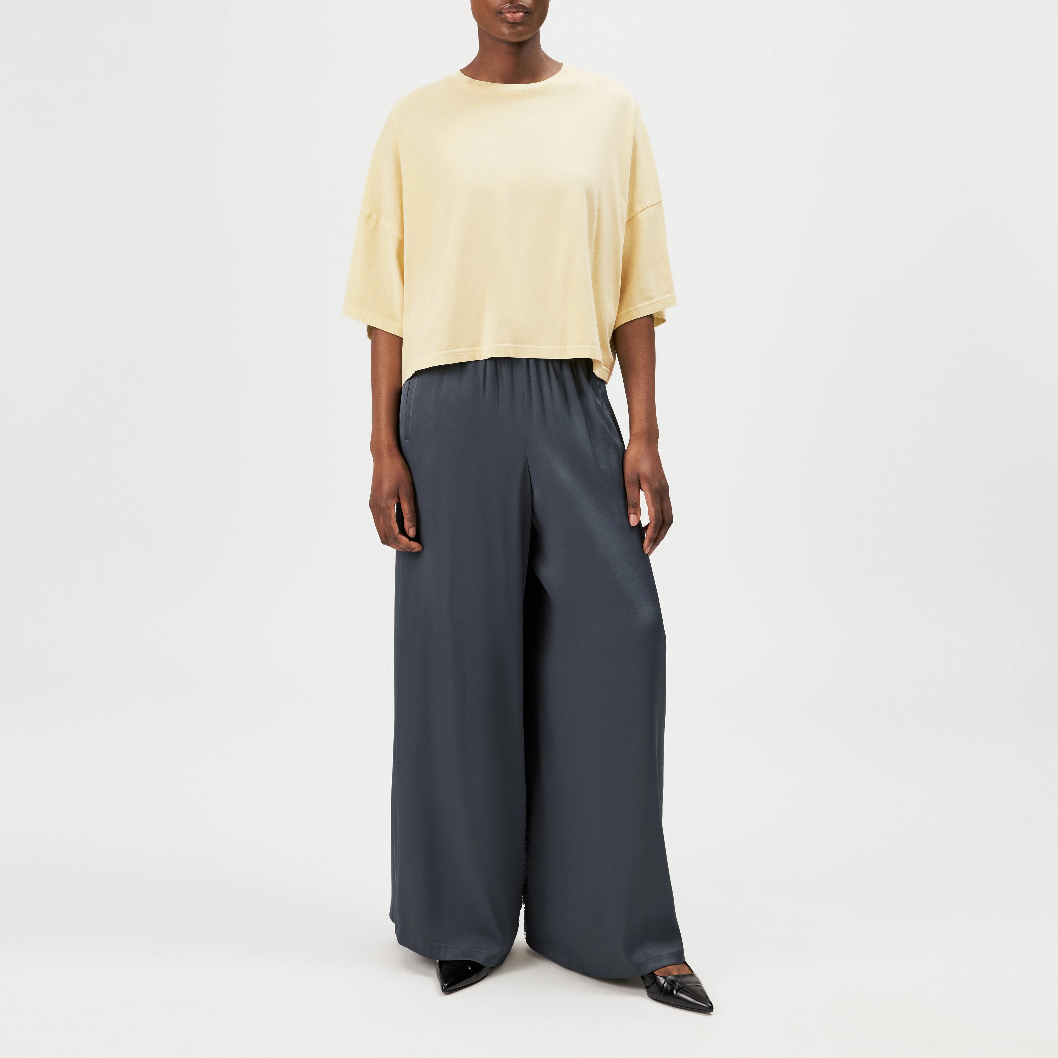 MARVA - Boxy short-sleeve T-shirt in pure cotton - women - yellow - Ganzkörper-Frontansicht
