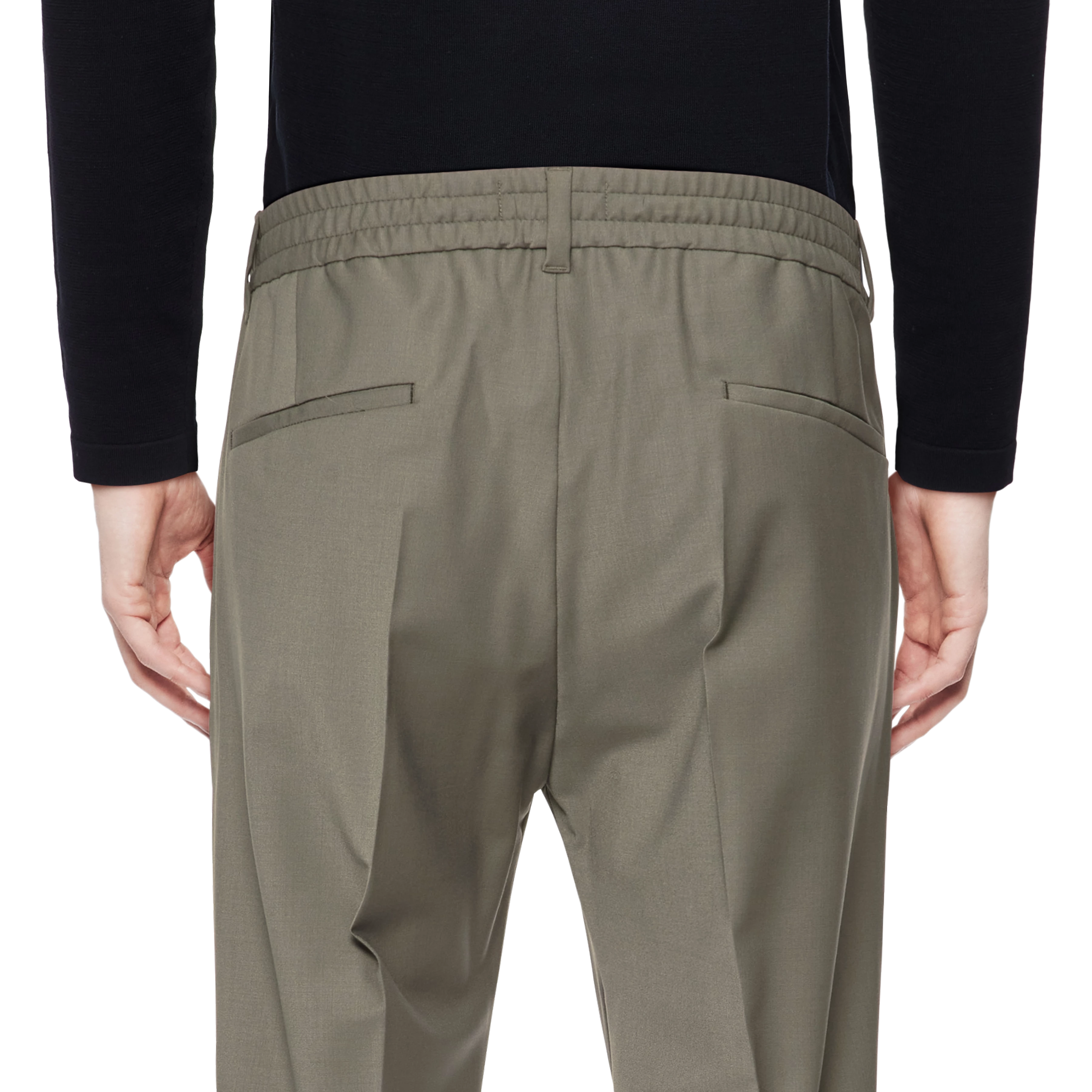 CHASY - Casual Hose mit Bundfalte in Bi-Stretch - Herren - grün - Detailansicht am Model