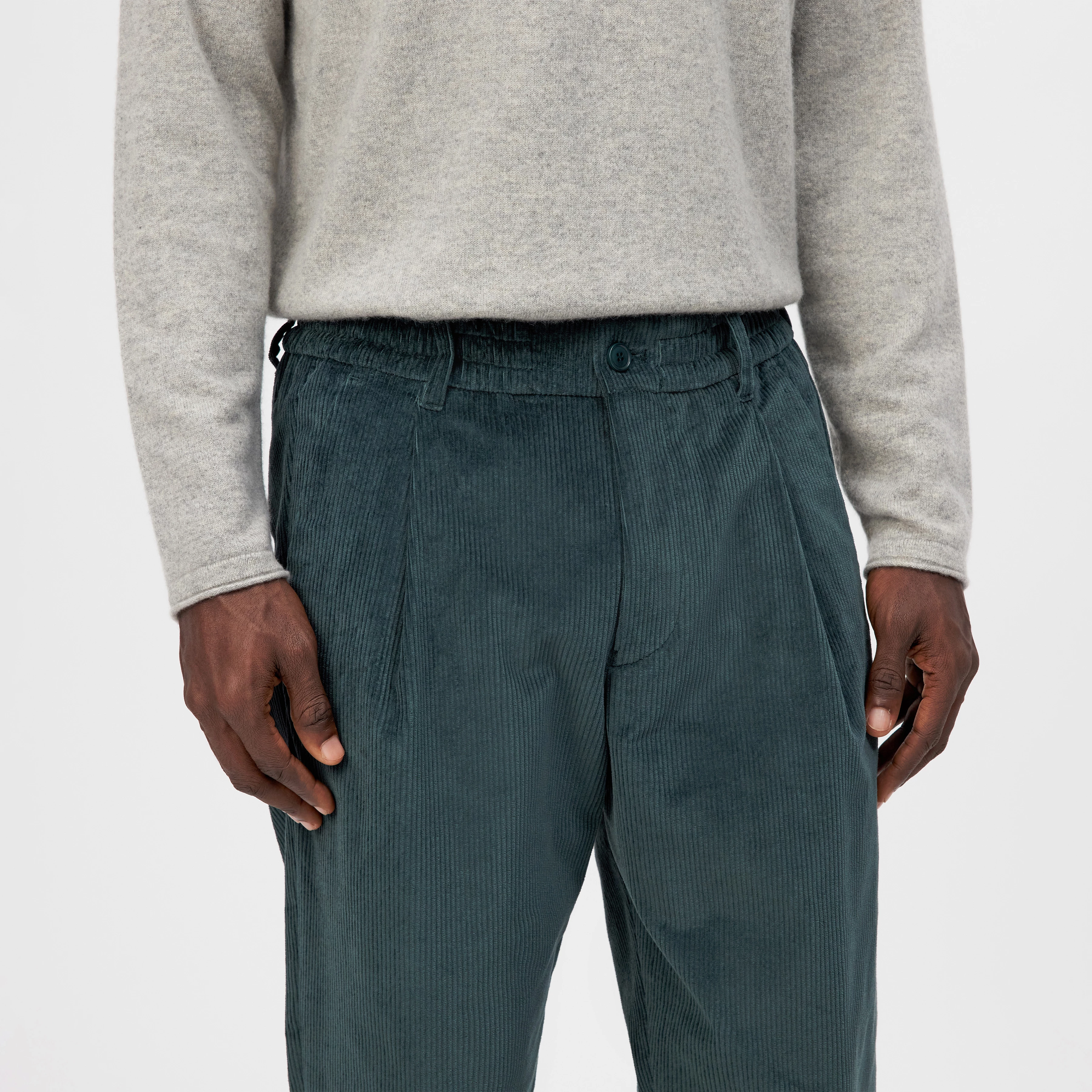 CHASY - Casual Hose mit Bundfalte in Baumwoll-Cord - Herren - grün - Detailansicht am Model