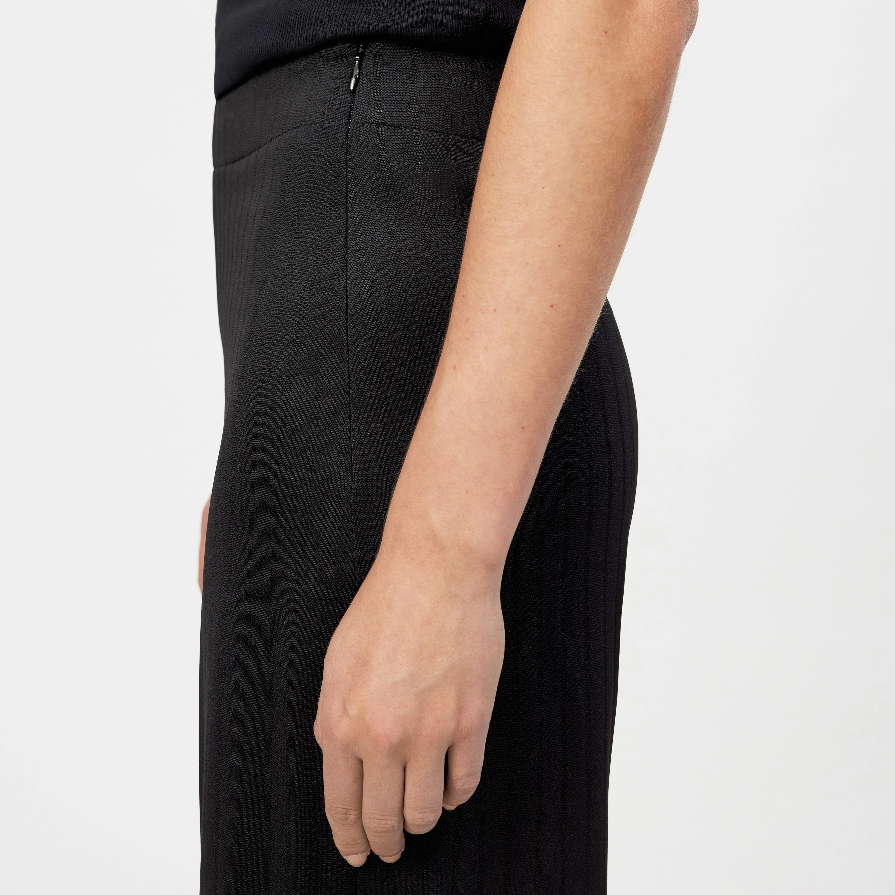 BEFORE - Marlenehose in Viskose-Mix - Damen - schwarz - Detailansicht am Model