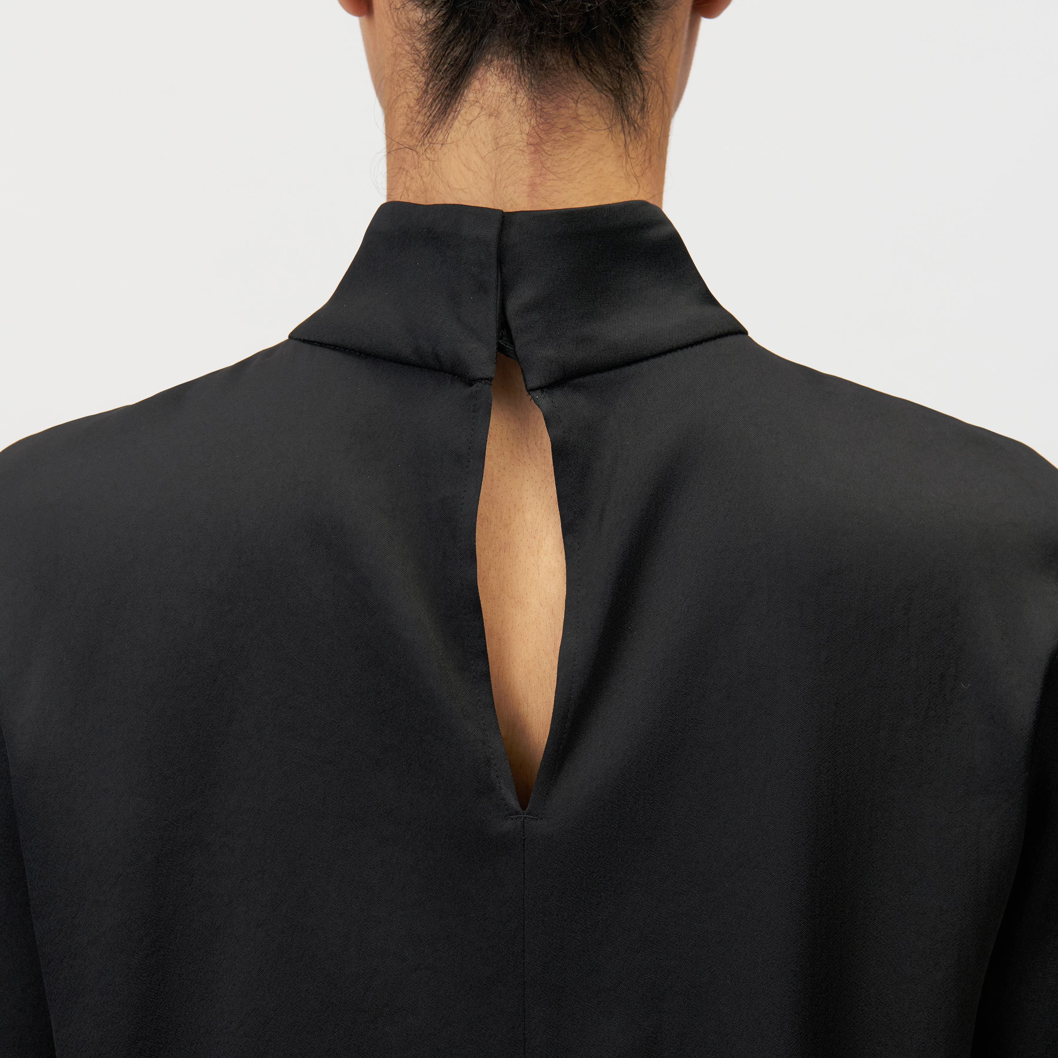 ALETIA - Blouse col montant en satin - women - noir - Detailansicht am Model