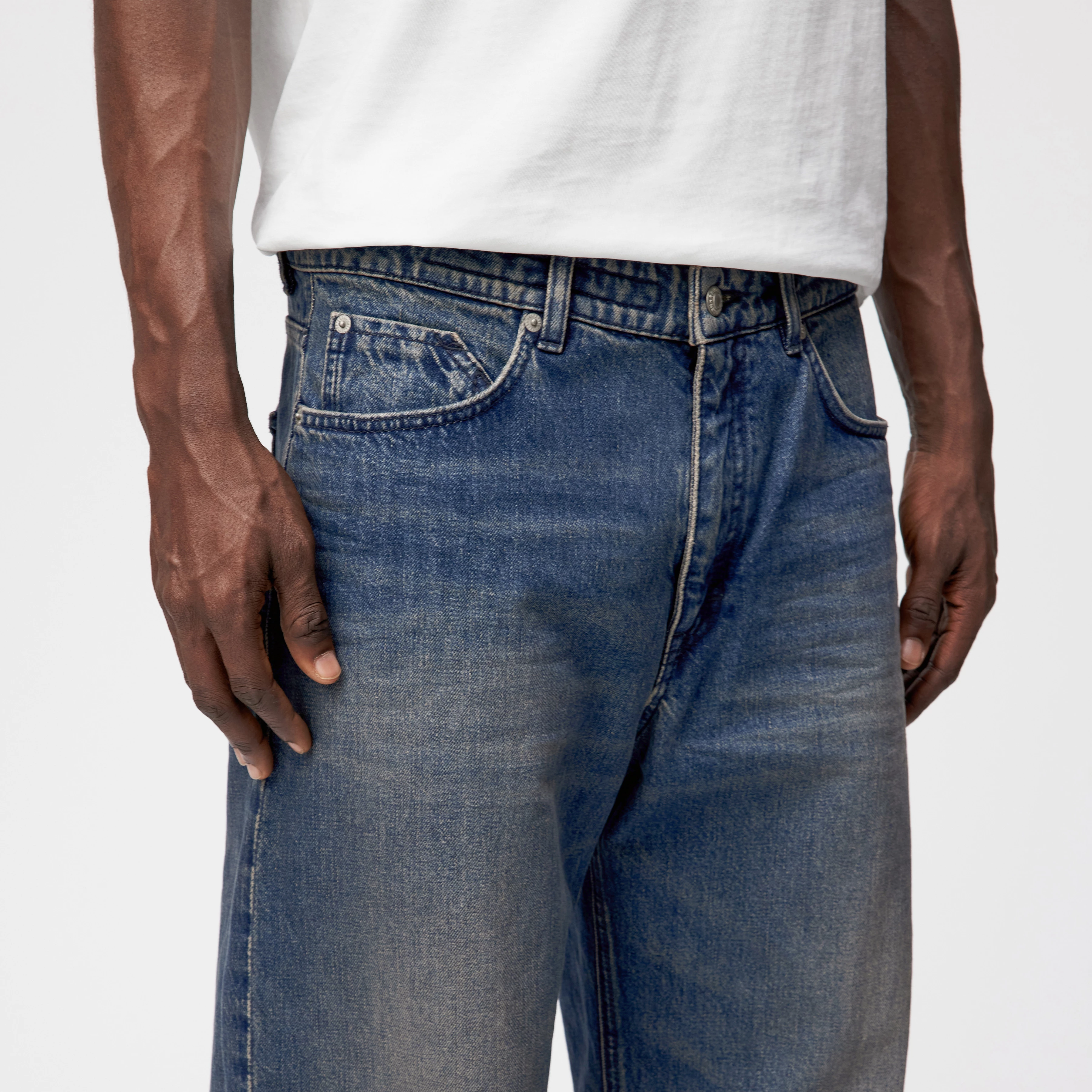 RAWDY - Tapered Jeans in Mid-Blue Denim - Herren - blau - Detailansicht am Model
