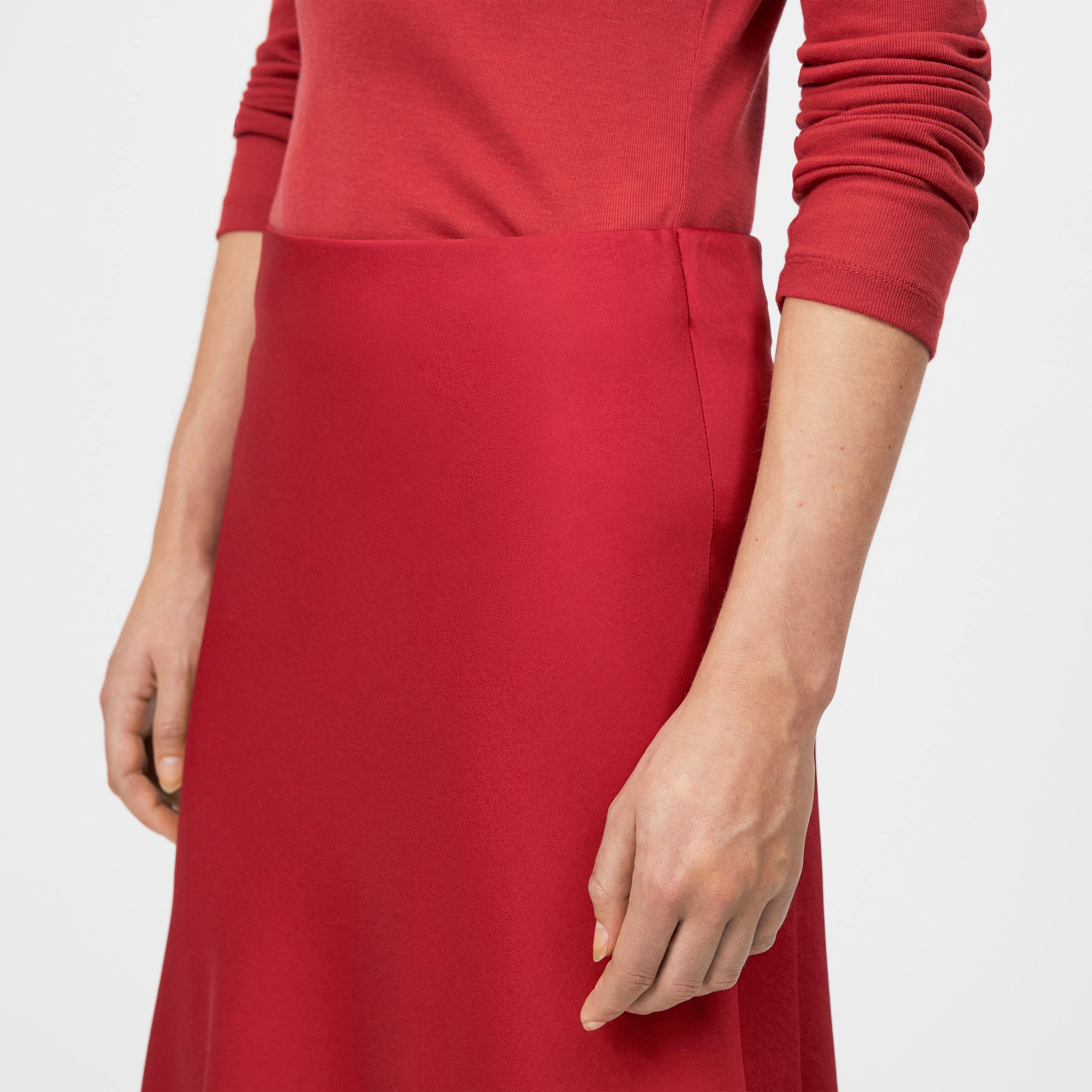 URA - Slip-Skirt in Midilänge in Satin - Damen - rot - Detailansicht am Model