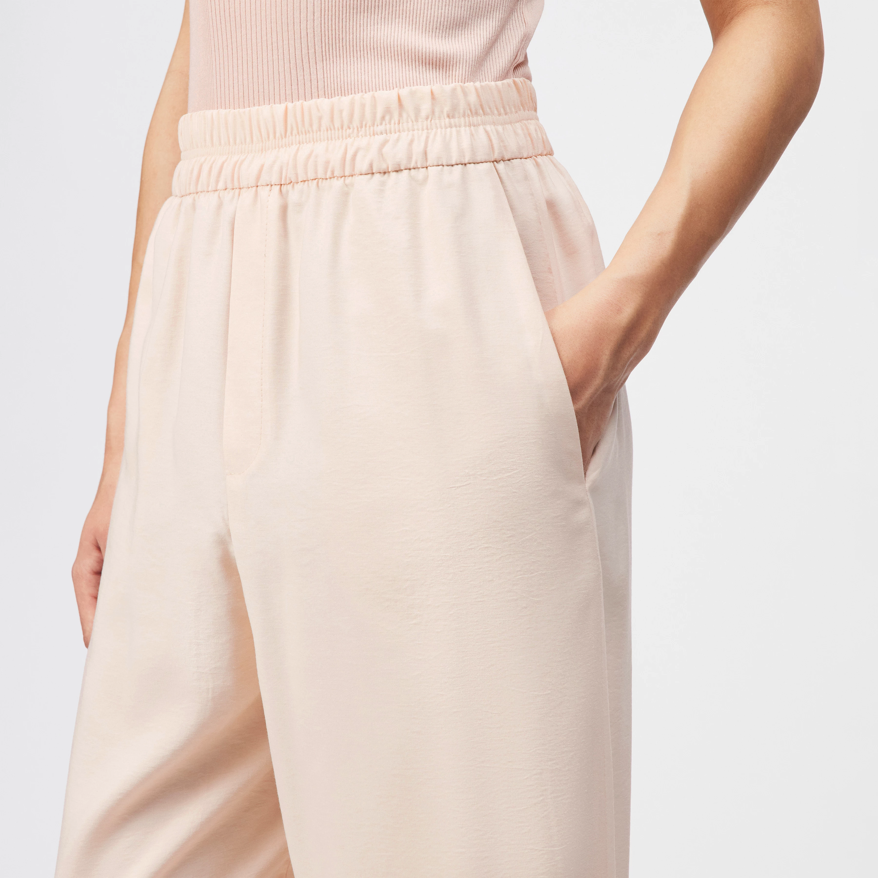 EITHER - Pantalon large en twill de viscose - women - orange - Detailansicht am Model