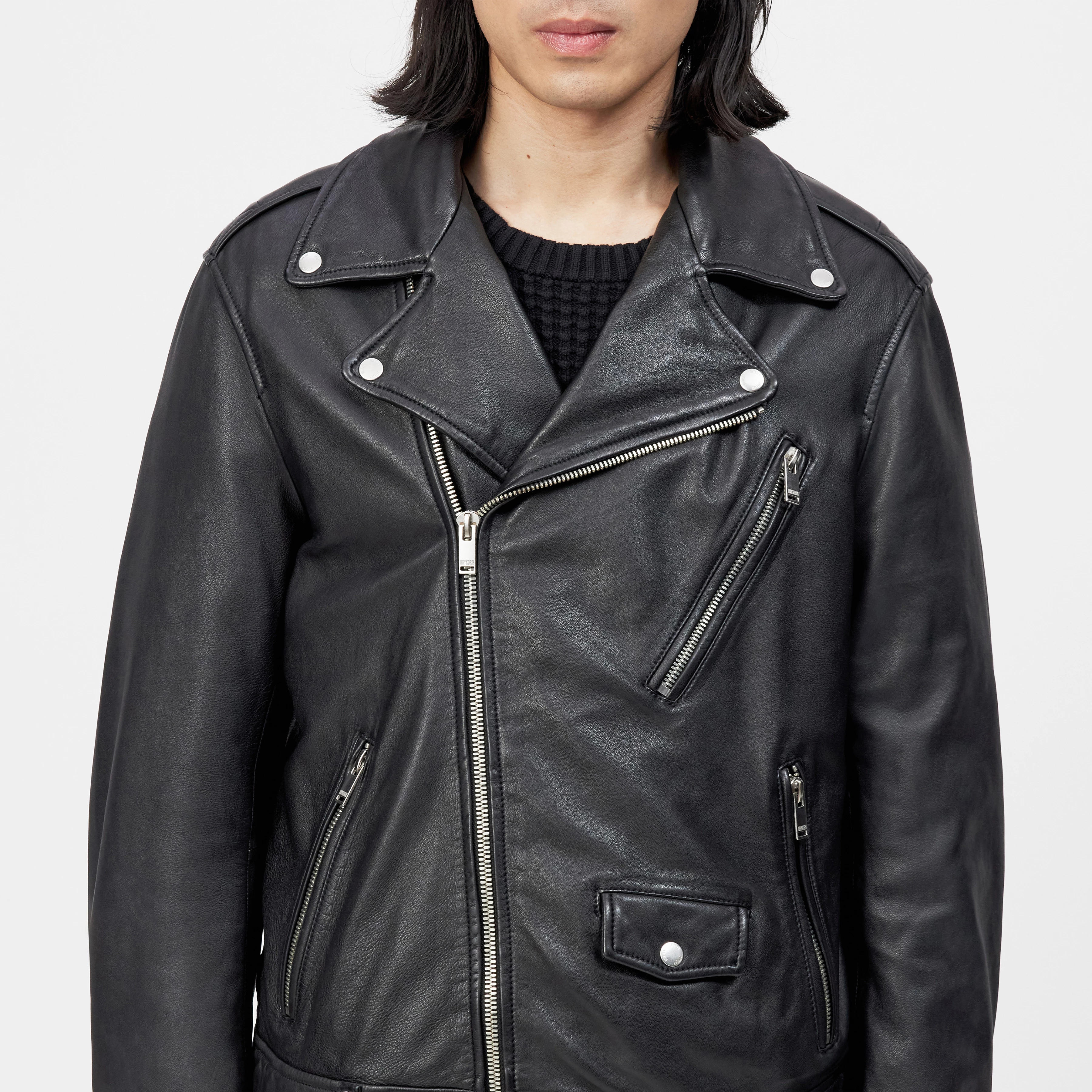 MIK - Classic biker jacket in leather - men - black - Detailansicht am Model