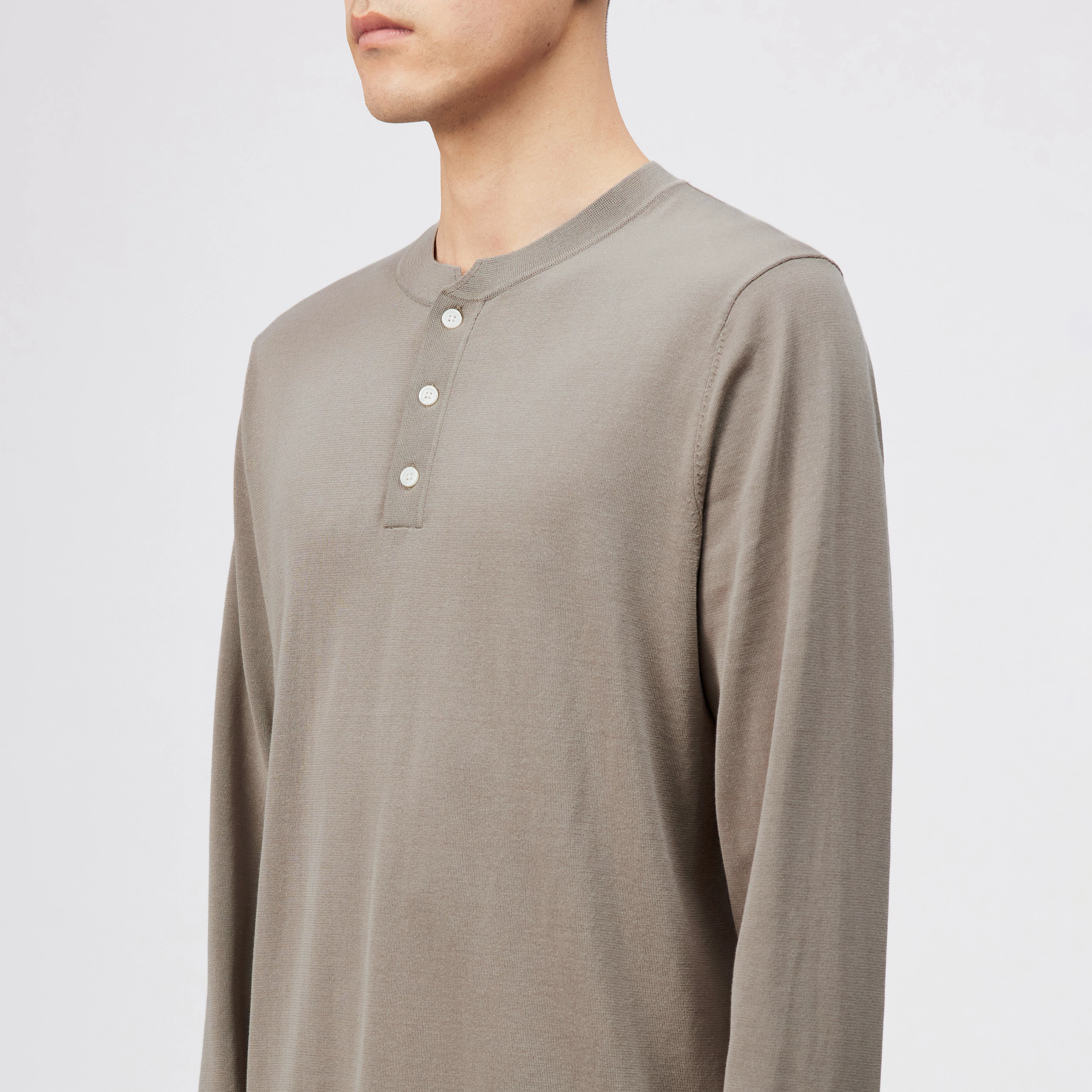 KIAAN - Regular Fit Longsleeve mit Stehkragen aus Feinstrick - Herren - beige - Detailansicht am Model