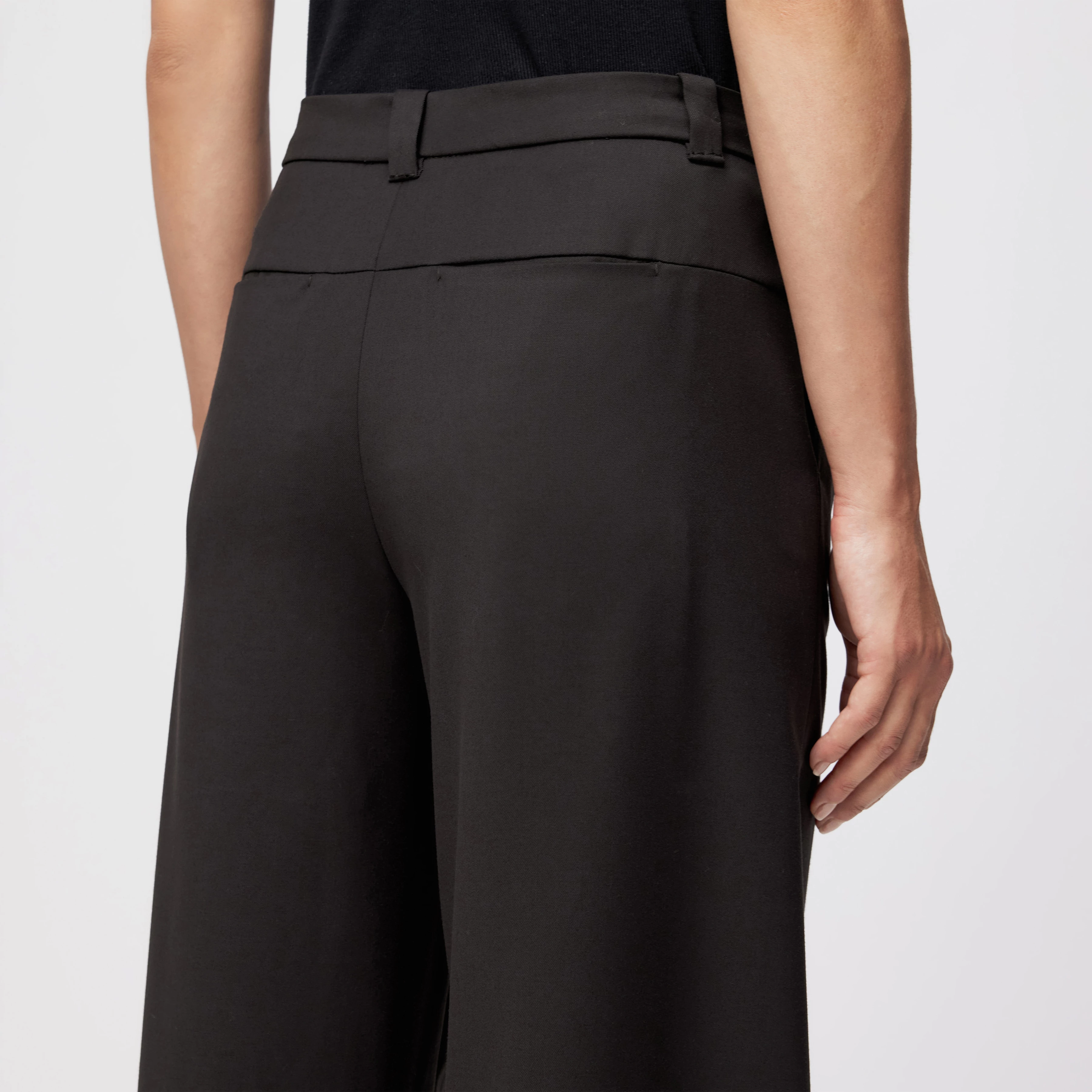 CRAWL - Bundfaltenhose in softem Flanell - Damen - braun - Detailansicht am Model