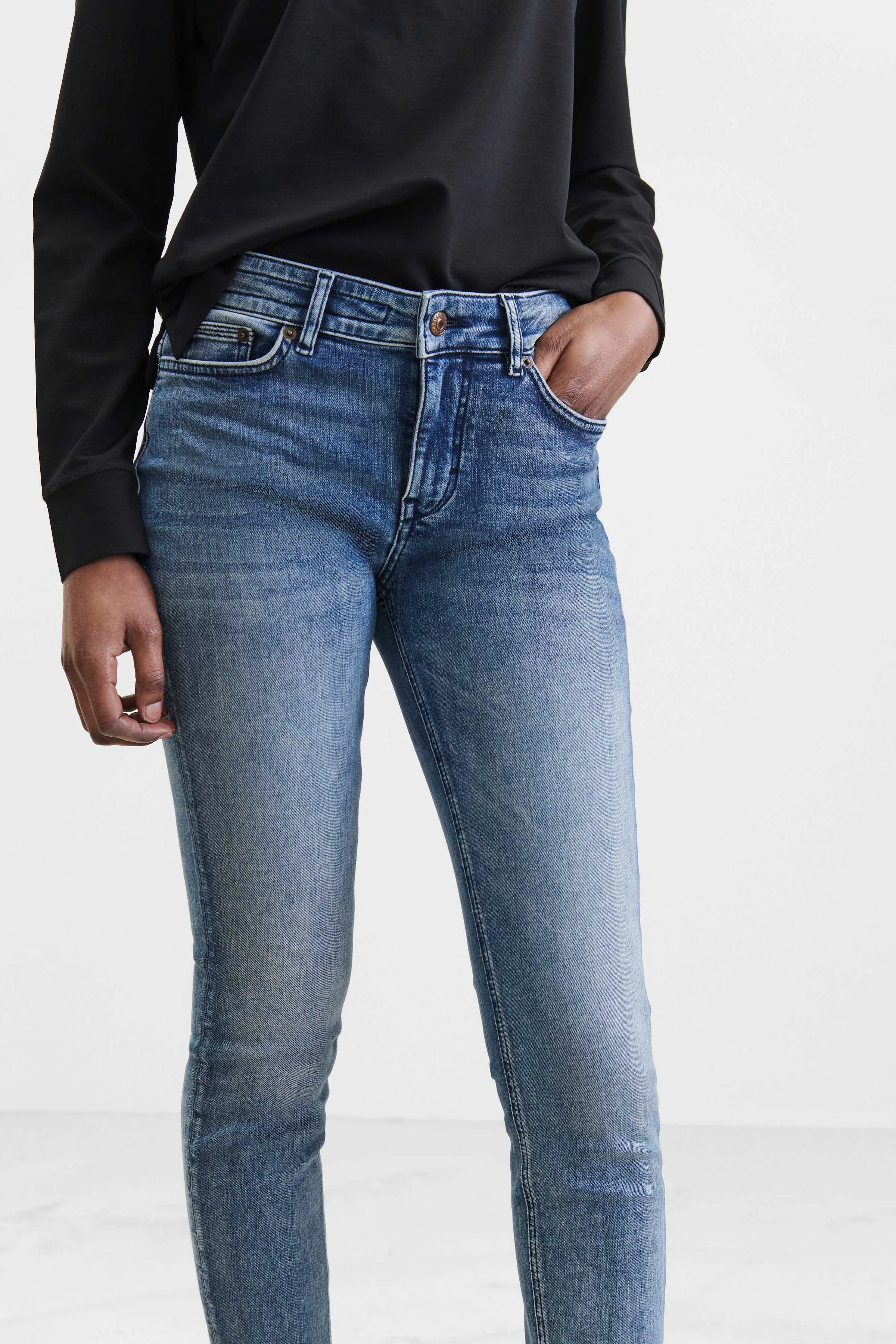 NEED - soft blue authentic washed Skinny Fit Jeans - women - blue - Detailansicht am Model