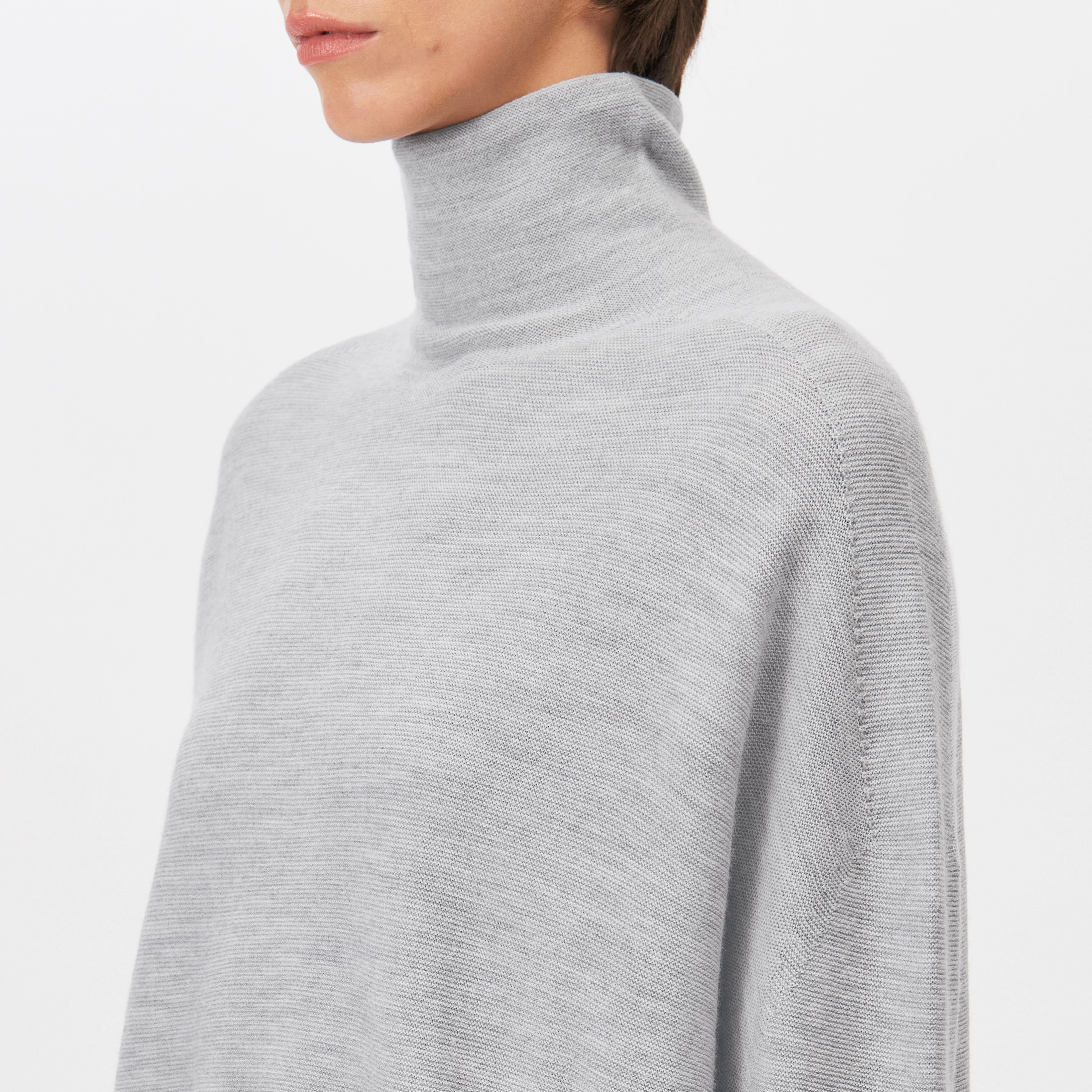 LIORA - Egg-shape turtleneck jumper in 100% merino wool - women - grey - Detailansicht am Model