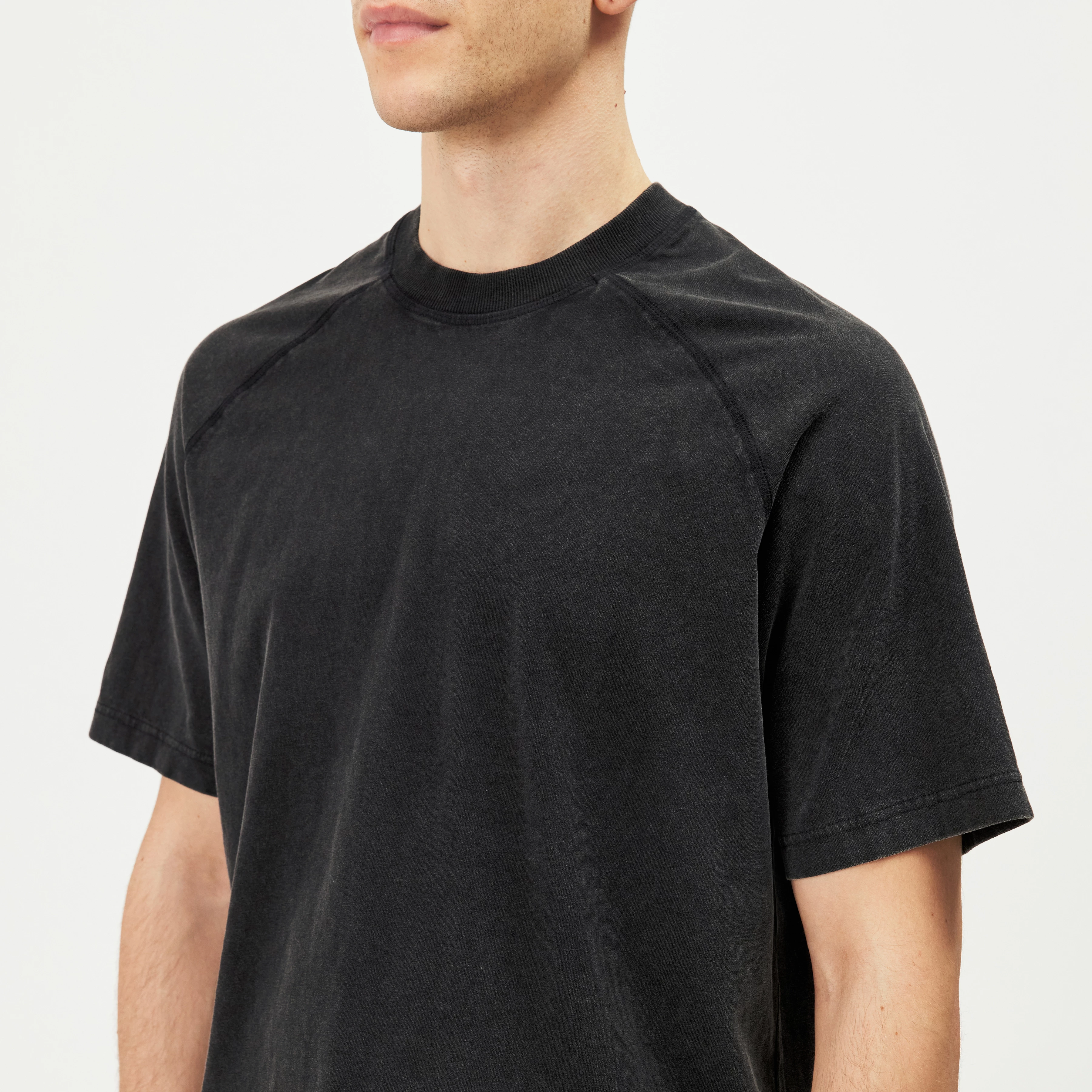 MAVIAN - Relaxed, washed cotton tee. - men - grey - Detailansicht am Model