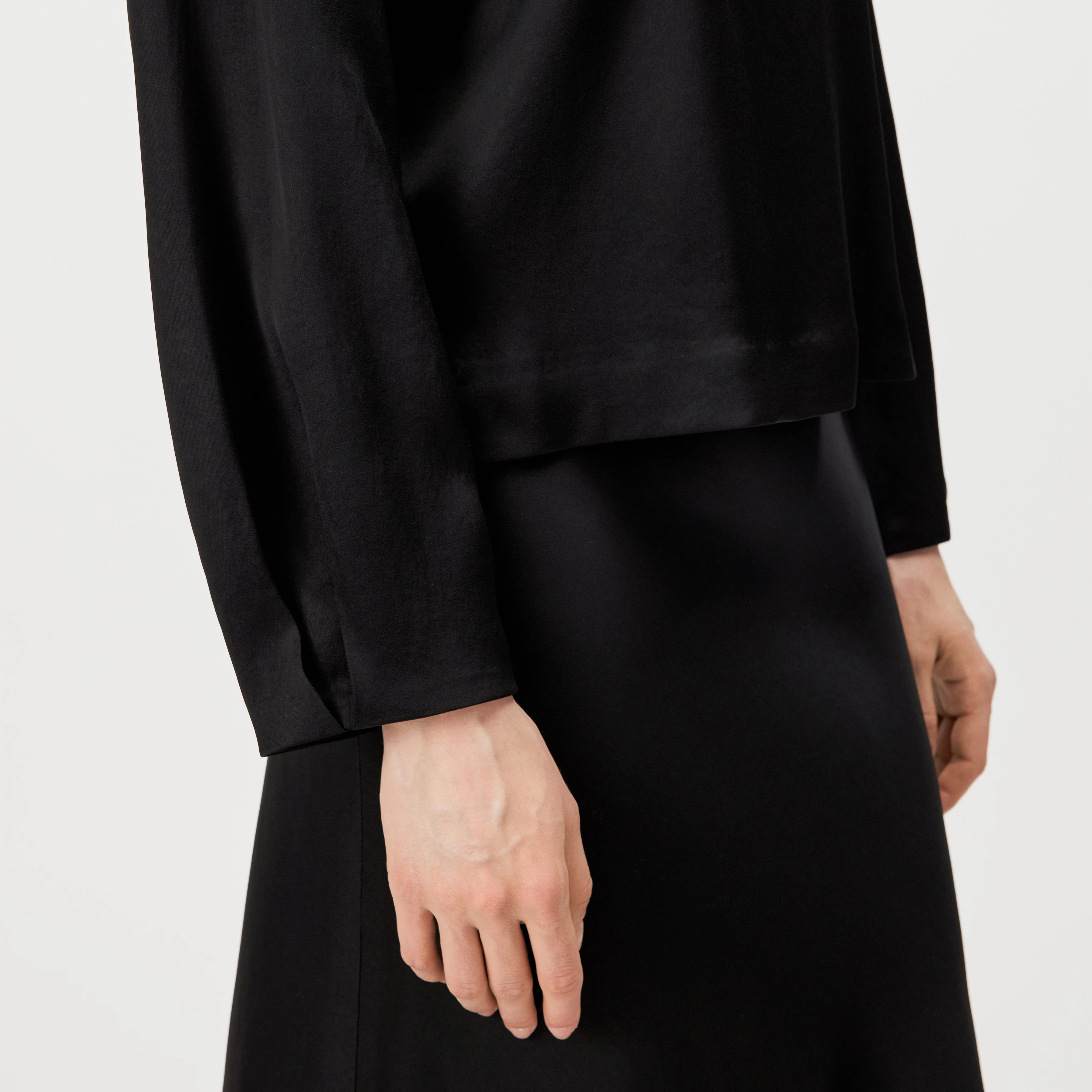 ALVARA - Satin blouse with stand-up collar - women - black - Detailansicht am Model